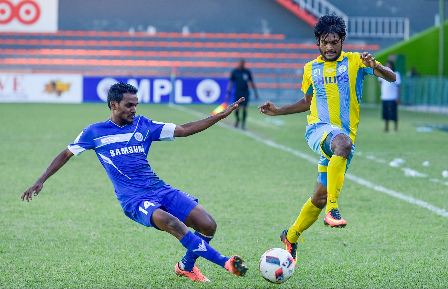 ވެލެންސިއާގެ އަދުހަމް (ކ) އަތުން ބޯޅަ ހޯދަން ނިއުގެ ނުހާދު ޓެކްލްކުރަނީ. --ފޮޓޯ: ނިޝާން އަލީ/ މިހާރު