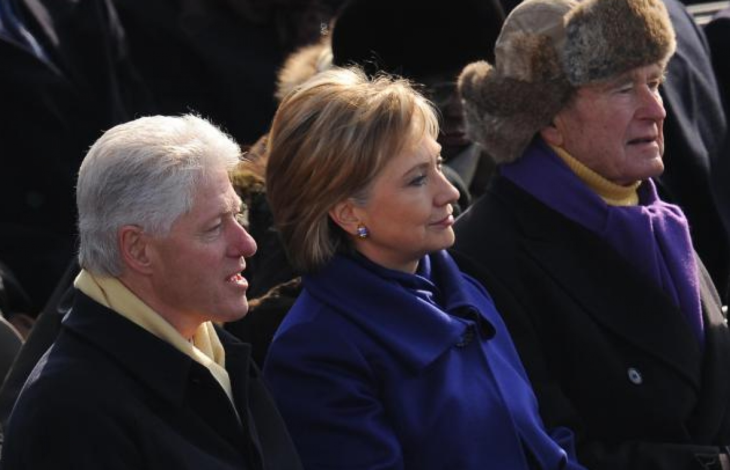 އެމެރިކާގެ ކުރީގެ ރައީސުން ކަމަށްވާ ޖޯޖް ބުޝް (ކ) އާއި ބިލް ކްލިންޓަން (ވ) އަދި ހިލަރީ ކްލިންޓަން. --ފޮޓޯ:އޭއެފްޕީ