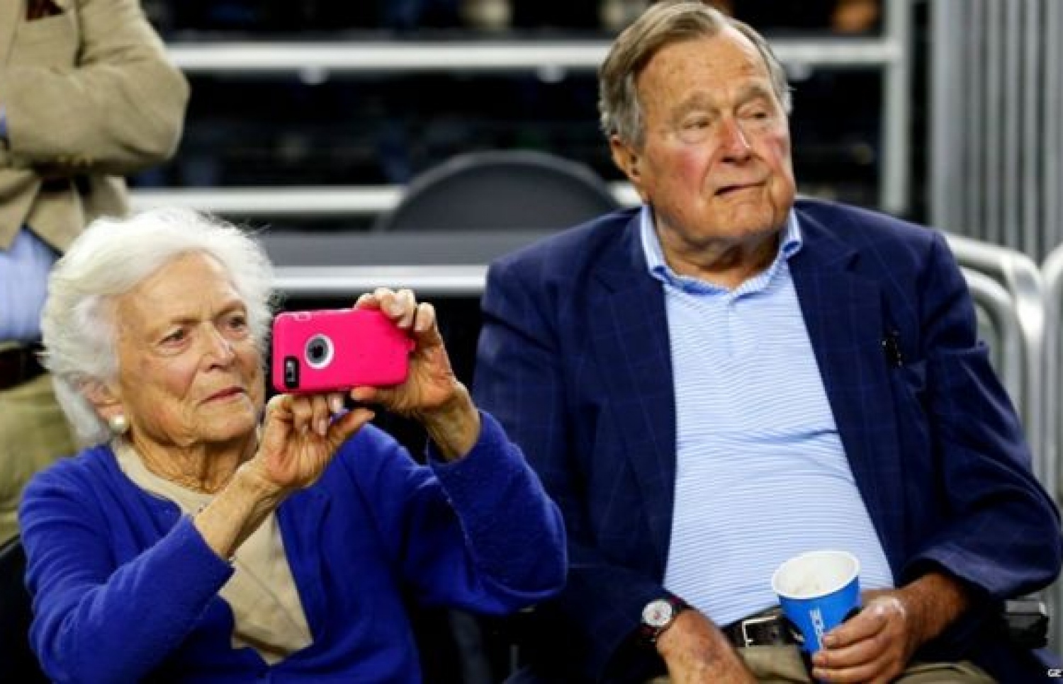 އެމެރިކާގެ ކުރީގެ ރައީސް ޖޯޖް ބުޝް އާއި އަނބިކަނބަލުން ބާބަރާ.