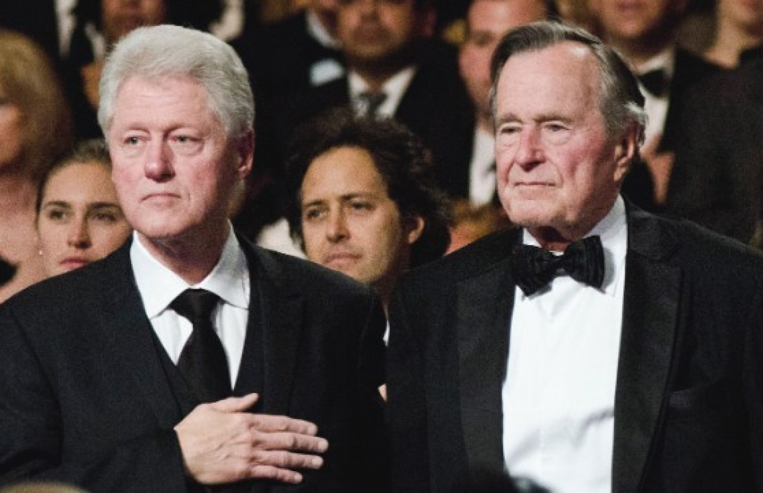 އެމެރިކާގެ ކުރީގެ ދެ ރައީސުން ކަމަށްވާ ޖޯޖް ބުޝް އަދި ބިލް ކްލިންޓަން.