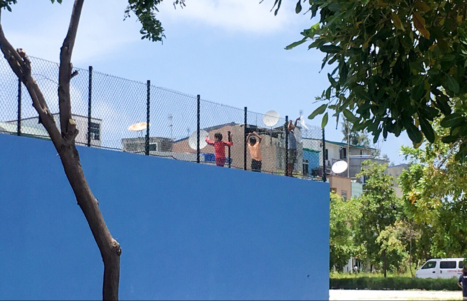 ފިޔަވަތީގެ ފާރުމައްޗަށް އެ ތަނުގައި އުޅޭ ކުދިންތަކެއް އަރައިގެން ހިނގަނީ: އެންމެ ރައްކާތެރި މާހައުލެއް މި ކުދިންނަށް ފަހިކޮށްދޭން ޖެހޭ