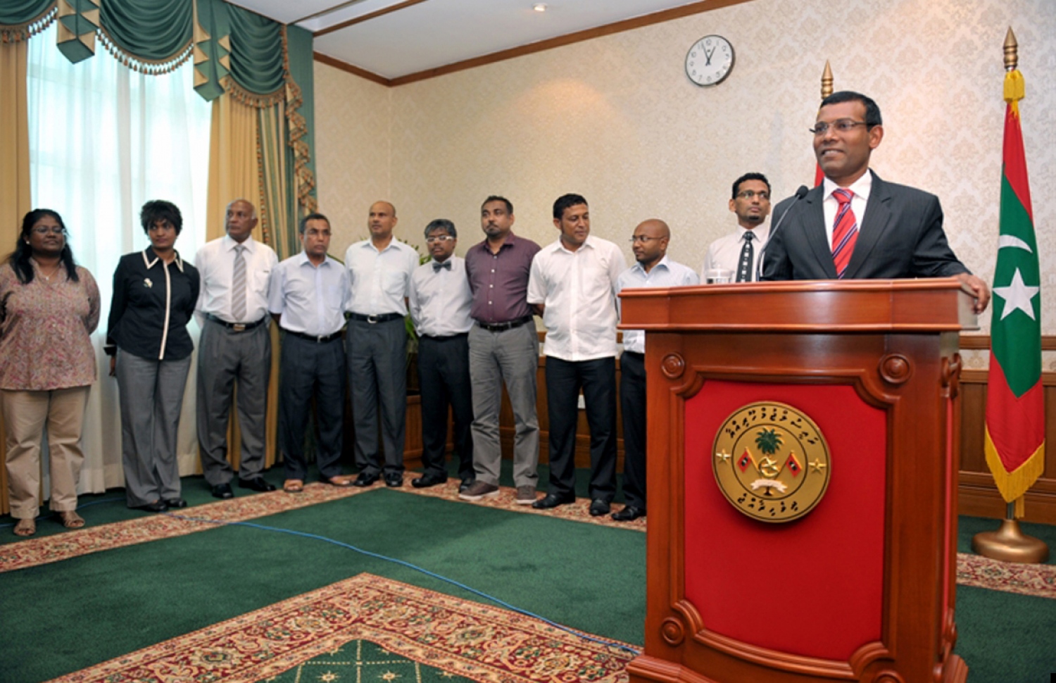 އާ ގާނޫނުއަސާސީގެ ދަށުން އައިި ފުރަތަމަ ސަރުކާރުގެ ރައީސް ނަޝީދު އިސްތިއުފާ އިއުލާން ކުރެއްވިއިރު އެމަނިކުފާނުގެ ކެބިނެޓް ފަހަތުގައި -- ފޮޓޯ: އޭޕީ