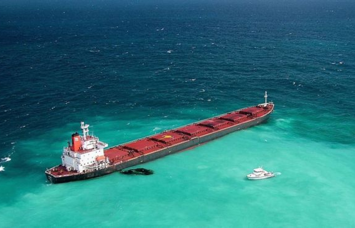 ޗައިނާގެ 750 ފޫޓުގެ ބޯޓު ބެރިއާ ރީފަށް އެރުމުން ފަރަށް ވަނީ ތެޔޮ އެޅިފައި.