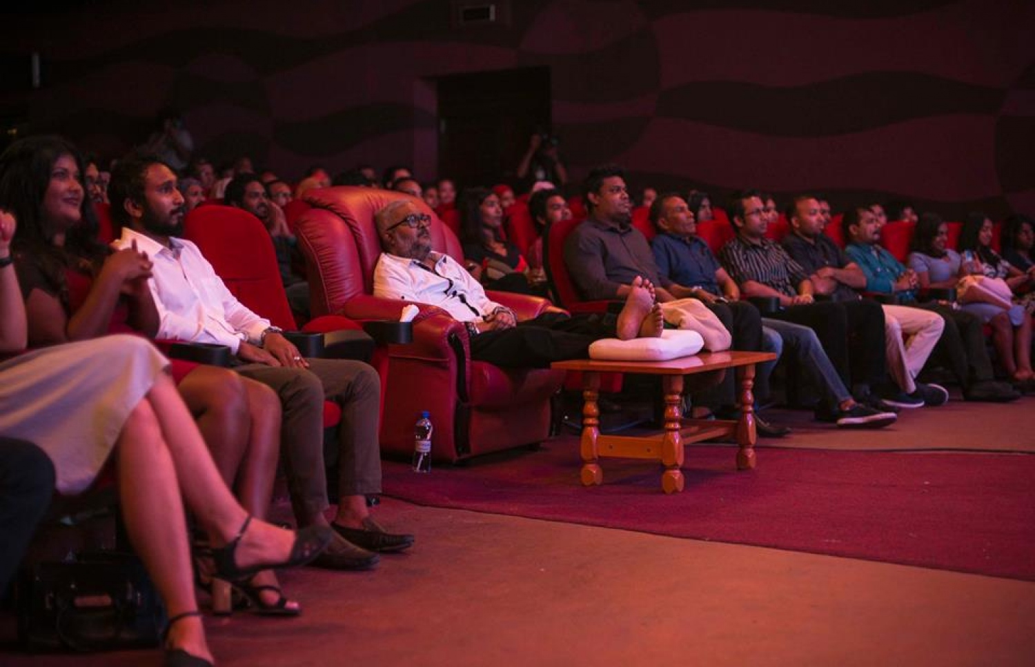 މިދިޔަ މަހުގެ 21 ވަނަ ދުވަހުގެ ރޭ އޮލިމްޕަހުގައި ބޭއްވި "އަ ޓްރިބިއުޓް ޓް ނާޝިދު" ޝޯ ނާޝިދު ބައްލަވާލައްވަނީ: އޭނާ ވަނީ މިއަދު ހަވީރު އަވާހަރަވެފައި.---ފޮޓޯ: މިސްކްމިދި