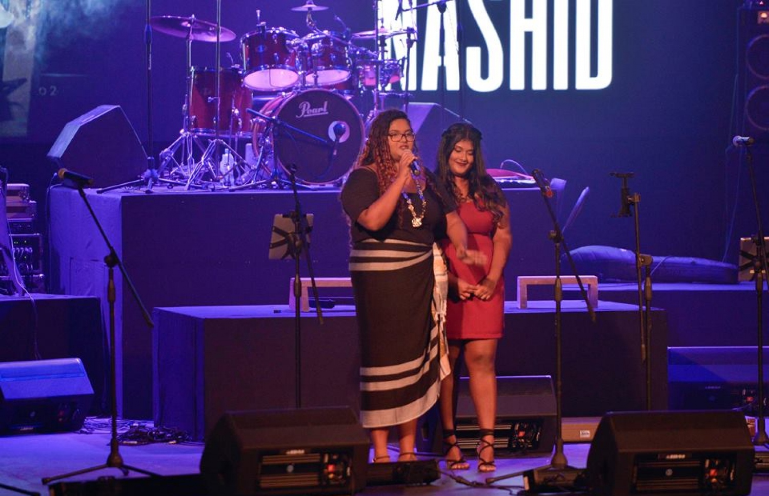 "އަ ޓްރިބިއުޓް ޓް ނާޝިދު" ޝޯގައި ނާޝިދުގެ ދެ އަންހެން ދަރިން ކަމަށްވާ ނިޝް އާއި ނަޝް. ފޮޓޯ: މިސްކް