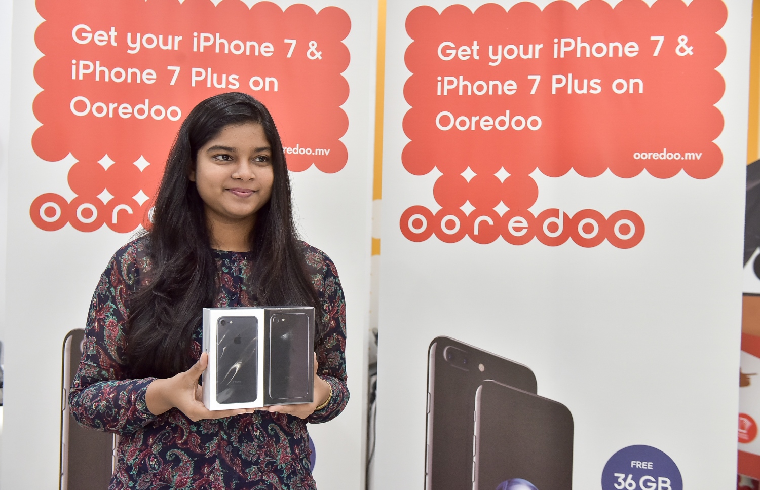 އުރީދޫން މިއަދު ބާޒާރަށް ނެރުނު އައިފޯނު 7، އެ ކުންފުނީގެ އެސިސްޓެންޓް މެނޭޖަރު ޕަބްލިކް ރިލޭޝަންސް ނޫރާ ޒާހިރު ދައްކާލައްވަނީ.---ފޮޓޯ: ނިޝާން އަލީ/މިހާރު