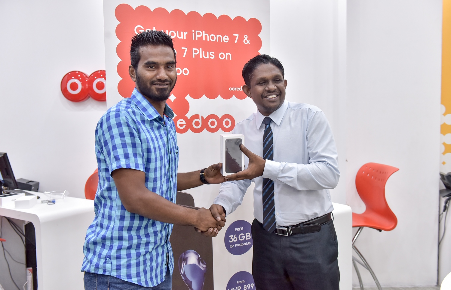 އުރީދޫން އައިފޯނު 7 މިއަދު ބާޒާރަށް ނެރުމަށް ފަހު، ވިއްކި ފުރަތަމަ ފޯނު، ގައުމީ ފުޓުބޯޅަ ޓީމުގެ ކެޕްޓަން އަލީ އަޝްފާގް (ދަގަނޑޭ) އާ ހަވާލުކުރަނީ.---ފޮޓޯ: ނިޝާން އަލީ/މިހާރު