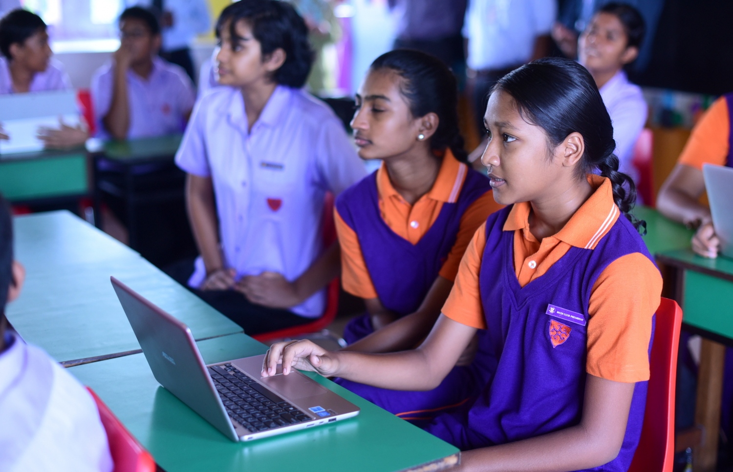 ޣިޔާސުއްދީން ސްކޫލުގެ ދަރިވަރުން އެ ކުދިންގެ އަމިއްލަ ލެޕްޓޮޕް ބޭނުންކޮށްގެން ކިޔަވަނީ.-- ފޮޓޯ: ހުސެއިން ޝަޔާހު\ މިހާރު