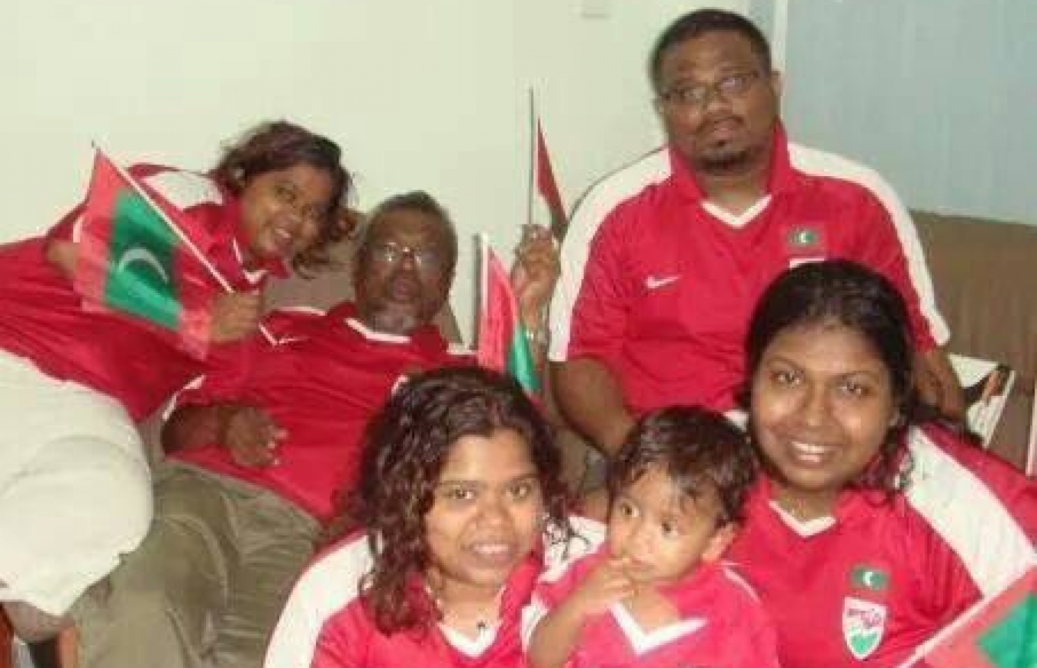 އައްބާސް (ކަނާތް ފަރާތުގައި) ބަލިވުމުގެ ކުރިން އާއިލާއާ އެކުގައި: ދެ އަހަރު ވަންދެން ކެންސަރާ ހަނގުރާމަކުރެއްވި