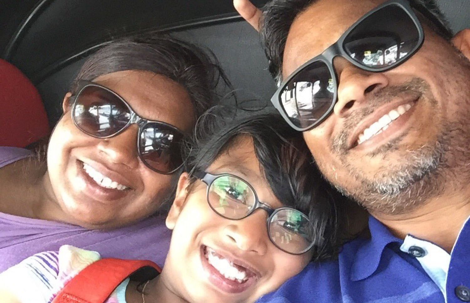 އައްބާސް އަންހެނުންނާއި ދަރިފުޅާ އެކު: އާއިލާގެ އެހީތެރިކަމާއި ހިތްވަރުދިނުން އޭނާ ފާހަގަކުރޭ