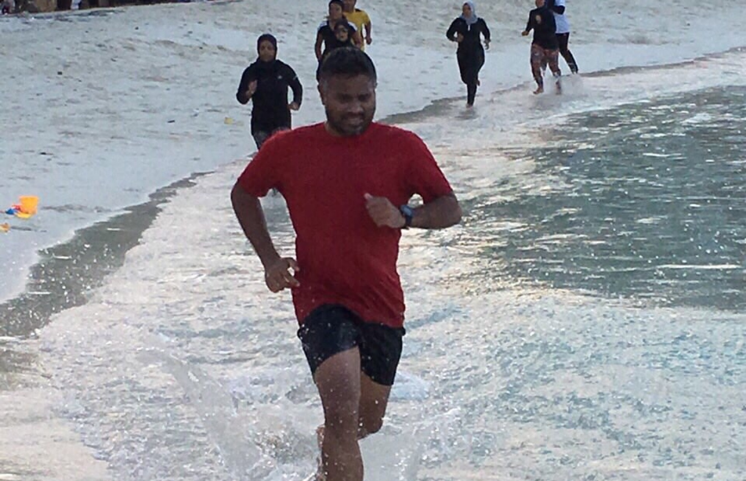 ހައި ކޯޓުގެ ކުރީގެ ފަނޑިޔާރު އައްބާސް، ރަނާސް މޯލްޑިވްސްގެ ދުވުންތެރިންނާ އެކު ބީޗުގައި ތަމްރީން ހައްދަވަނީ