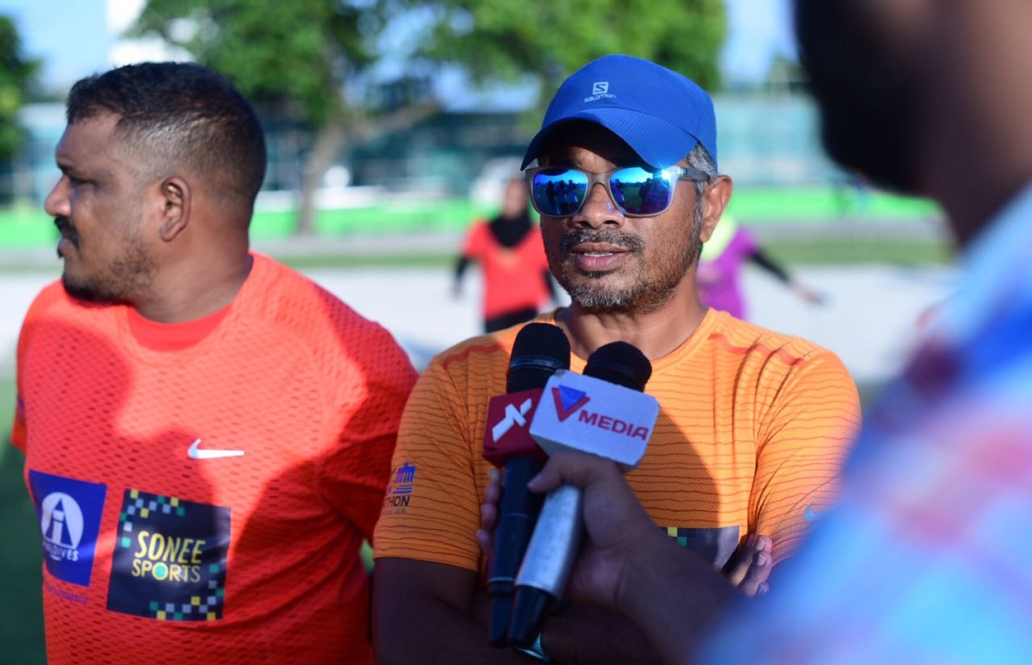 ބާލިން އަށް ފުރުމުގެ ކުރިން އައްބާސް އިންޓަވިއު ދެއްވަނީ، ކައިރީގައި ކޯޗު ނަސީރު އިސްމާއިލް: އޭނާގެ އުއްމީދަކީ ދުނިޔޭގެ ހަތް ބައްރުގައި އޮންނަ މެރެތަންގައި ދުވުން -- ފޮޓޯ: ހުސެން ޝަޔާހު/ މިހާރު