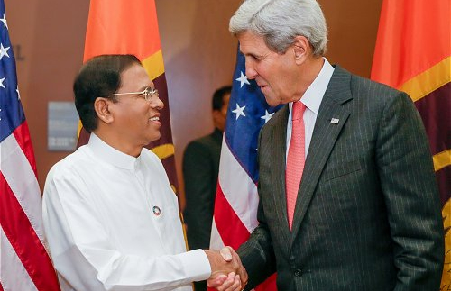 އެމެރިކާގެ ޚާރިޖީ ވަޒީރު ޖޯން ކެރީ (ކ) އާ ސިރިސޭނާ އިއްޔެ ބައްދަލު ކުރައްވަނީ.