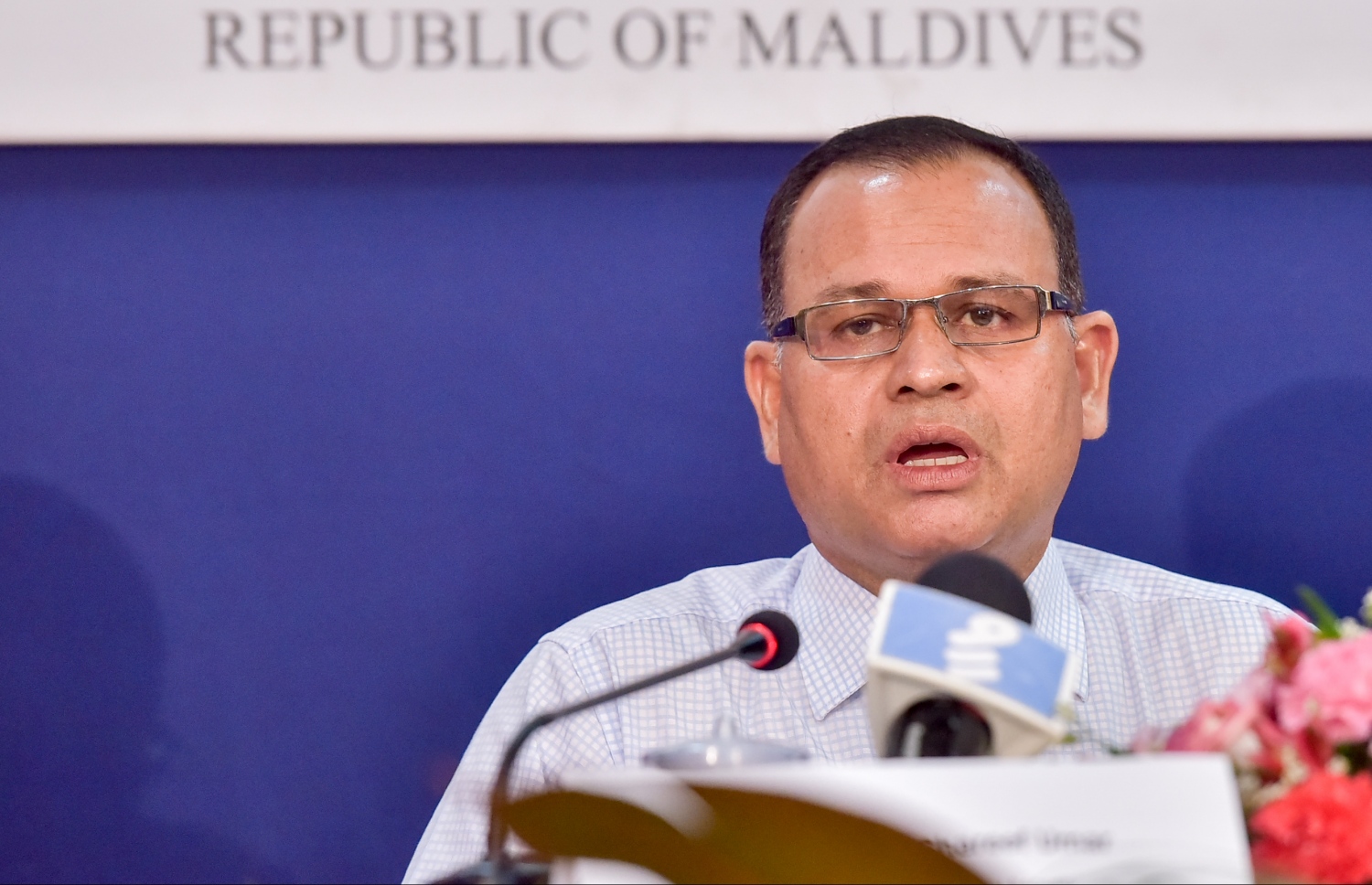 ޑިފެންސް މިނިސްޓަރު އާދަމް ނޫސްވެރިންގެ ބައްދަލުވުމެއްގައި ވާހަކަ ދައްކަވަނީ. - ފޮޓޯ: މިހާރު