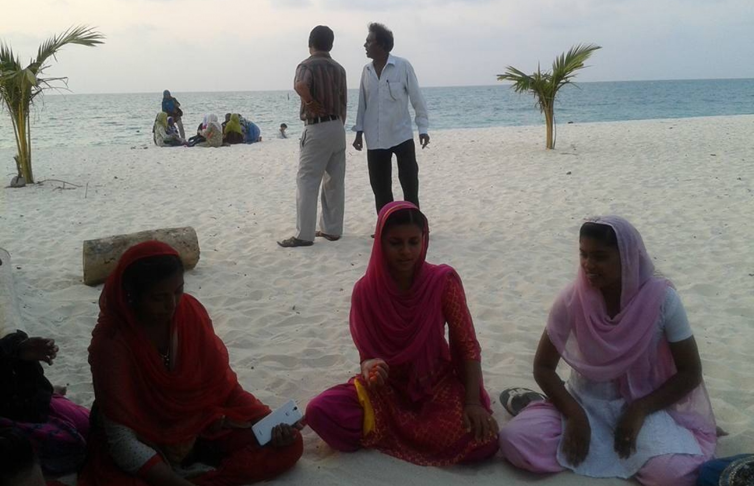 މަލިކު ޒުވާނުންތަކެއް އެ ރަށު އަތިރިމަތީގައި-- ފޮޓޯ: އަންޑަ ވޯޓާ ޓްރެވަލް ފޭސްބުކް