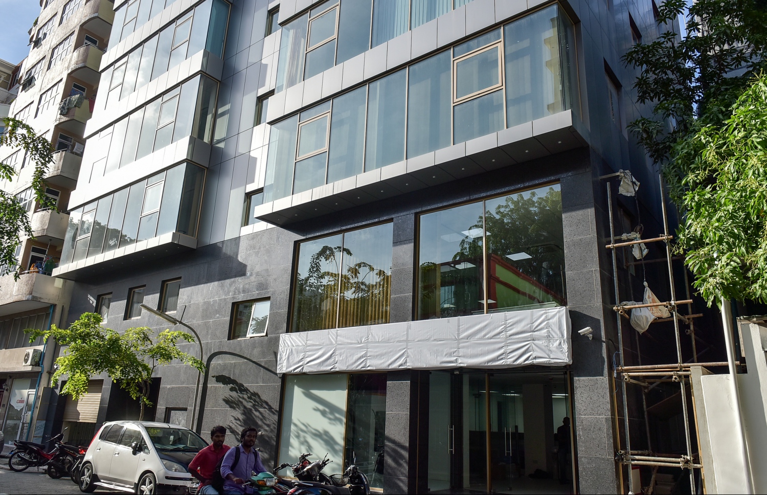 ސީބީއެމްގެ ހެޑް އޮފީސް ހުންނަ އިމާރާތުގެ ކުރިމަތިން ބަޔަކު ދަނީ: މި ބޭންކުން ވަނީ ބޭންކިންގެ ހުރިހާ ހިދުމަތެއް ދޭން ނިންމާފައި. ފޮޓޯ: ނިޝާން އަލީ /މިހާރު