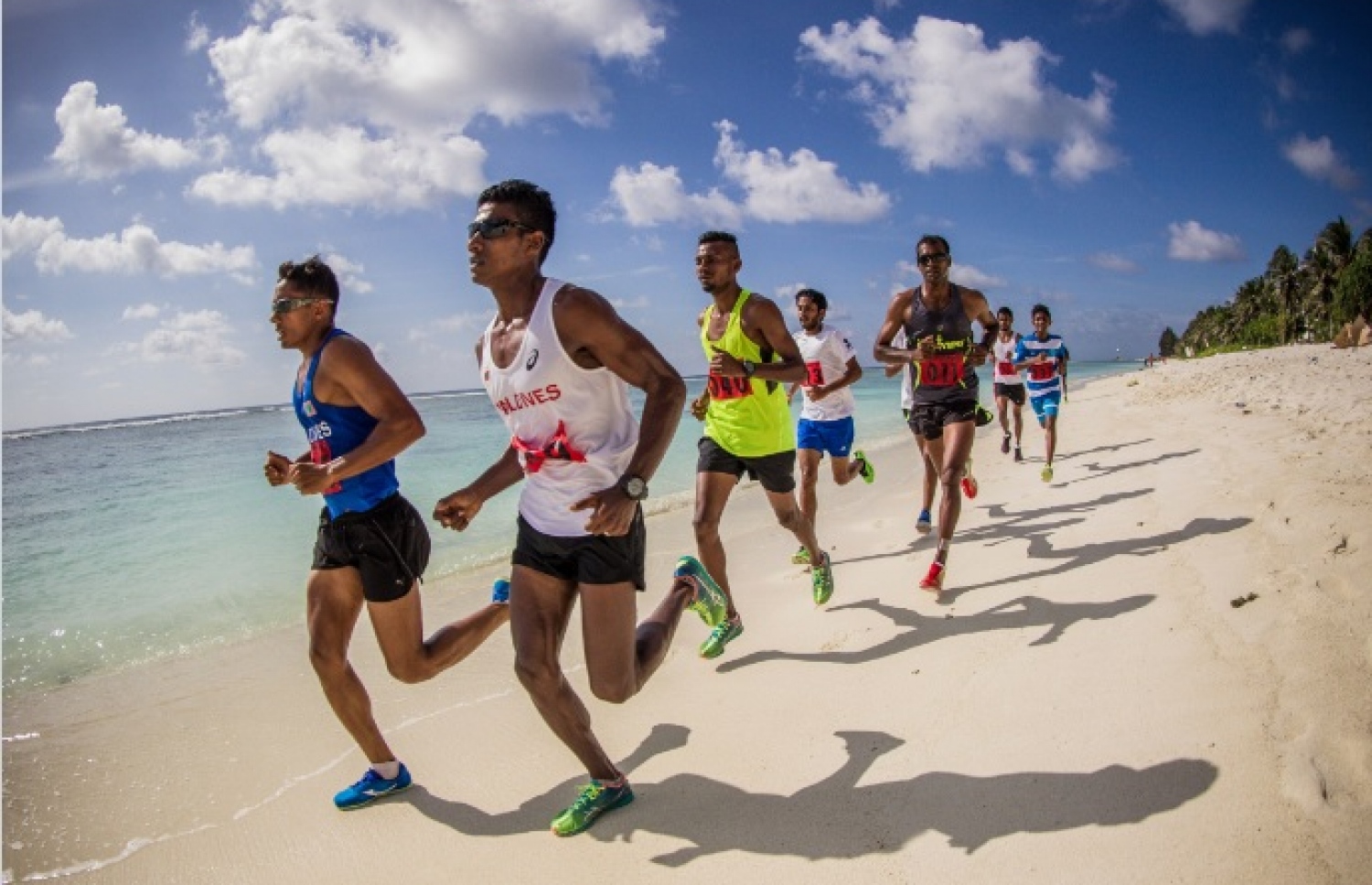 ރޭހުގައި ބައިވެރިން ހުޅުމާލޭ ބީޗުގައި ދުވަނީ. --ފޮޓޯ: މުހައްމަދު އަހުސަން/ ރެޑްބުލް