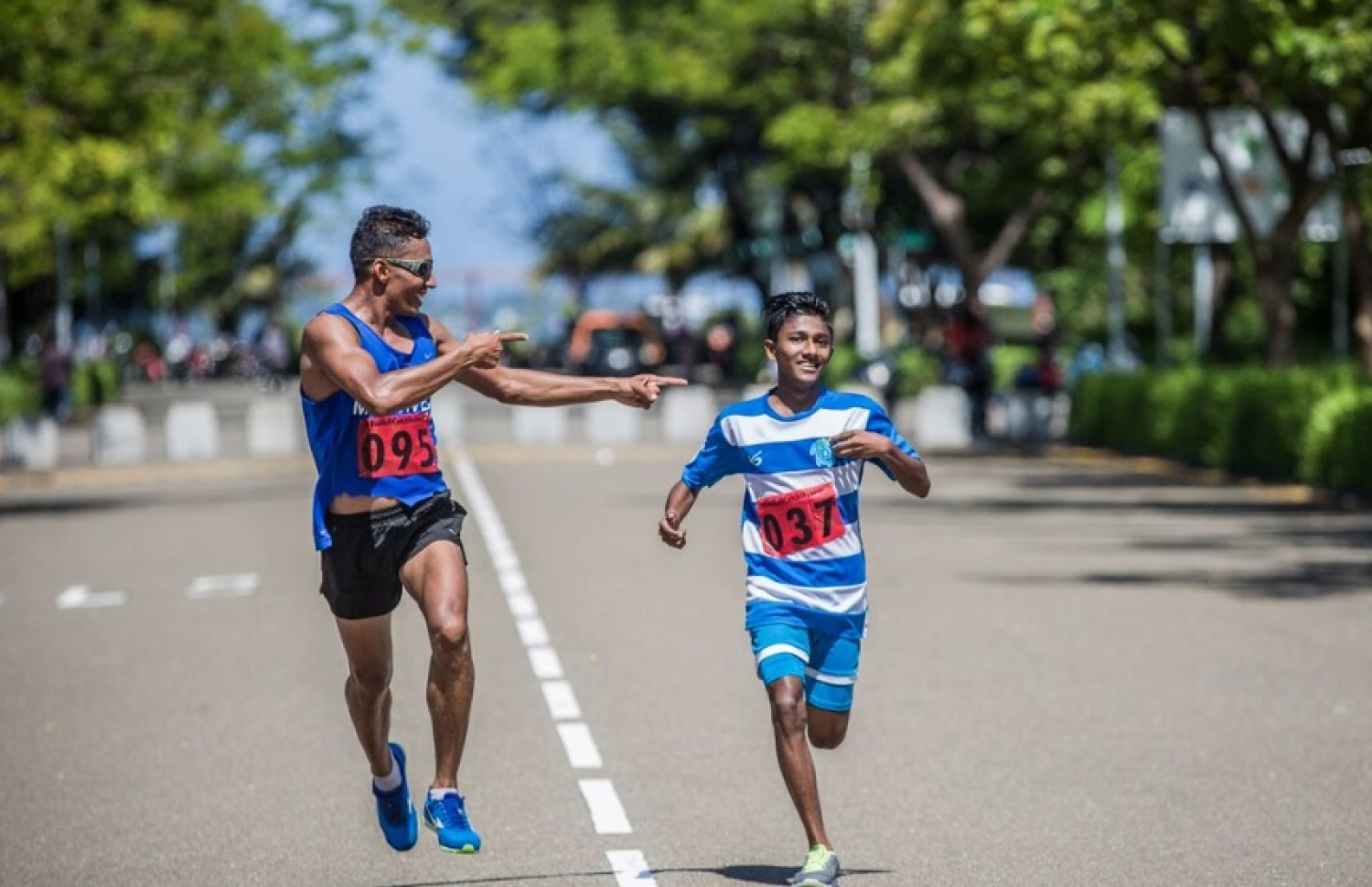 ދެ ވަނަ ހޯދި ޝިފާޒް (ވ) ރަވާހު އަށް ހިތްވަރު ދެނީ. --ފޮޓޯ: މުހައްމަދު އަހުސަން/ ރެޑްބުލް