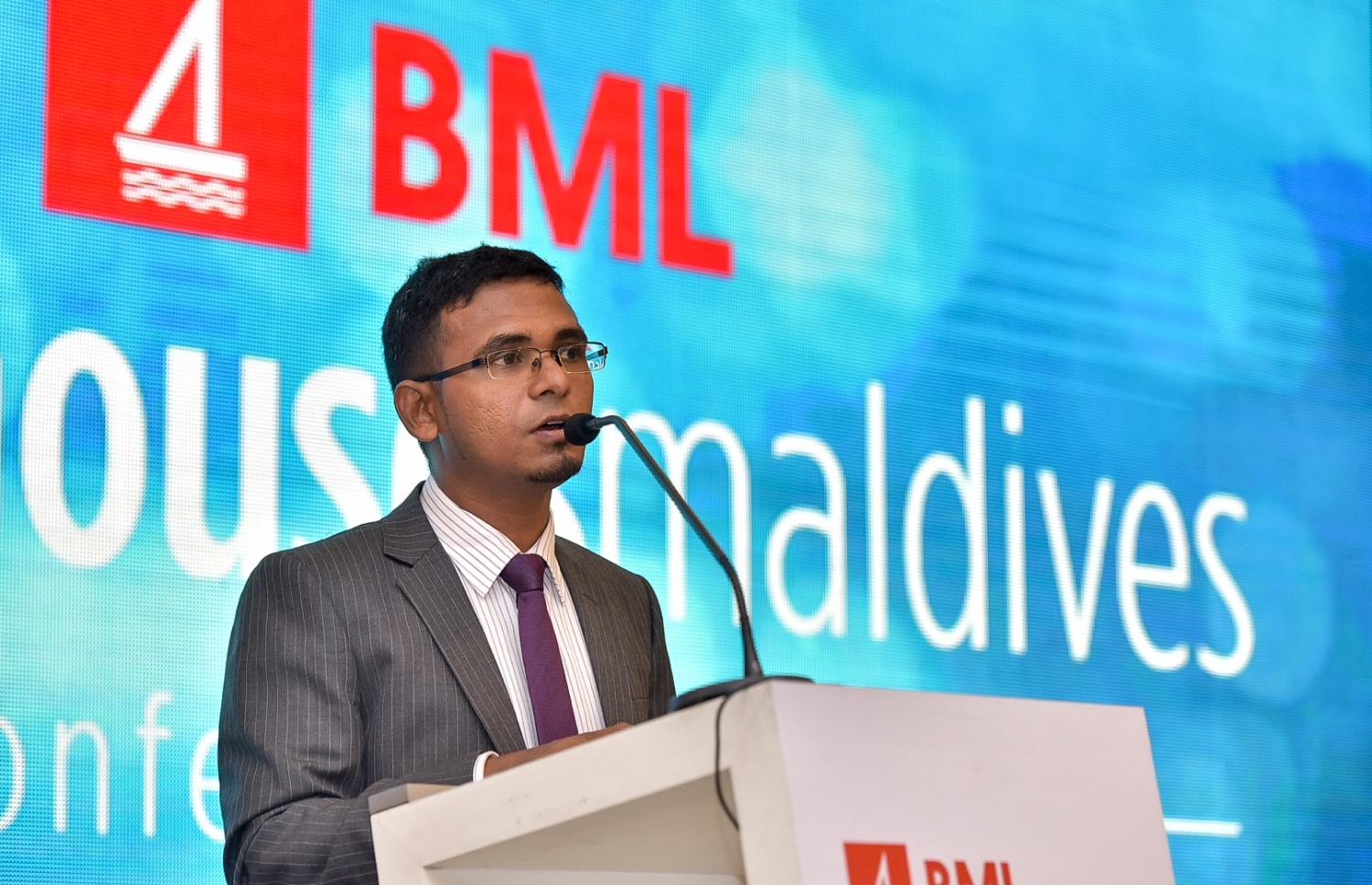 މިއަދު ކުރިއަށް ގެންދާ ގެސްޓްހައުސް ކޮންފަރެންސްގައި މިނިސްޓަރު މުނައްވަރު ވާހަކަ ދައްކަވަނީ.-- ފޮޓޯ: ނިޝާން އަލީ/ މިހާރު