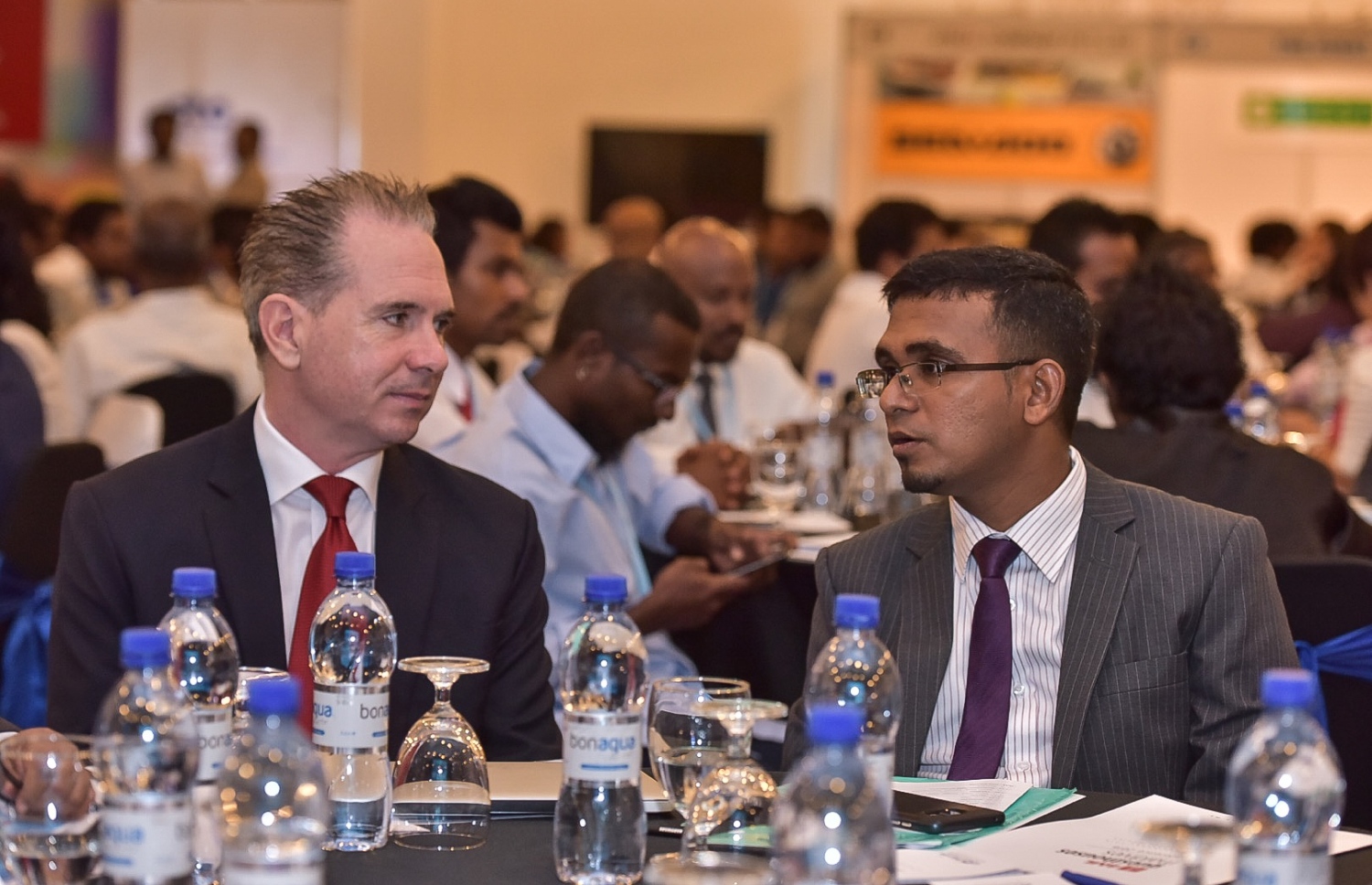 މިއަދު ކުރިއަށް ގެންދާ ގެސްޓްހައުސް ކޮންފަރެންސްގެ ތެރެއިން މިނިސްޓަރު މުނައްވަރު (ކ)، ބީއެމްއެލްގެ ސީއީއޯ އެންޑްރޫއާ ވާހަކަ ދައްކަވަނީ.-- ފޮޓޯ: ނިޝާން އަލީ/ މިހާރު