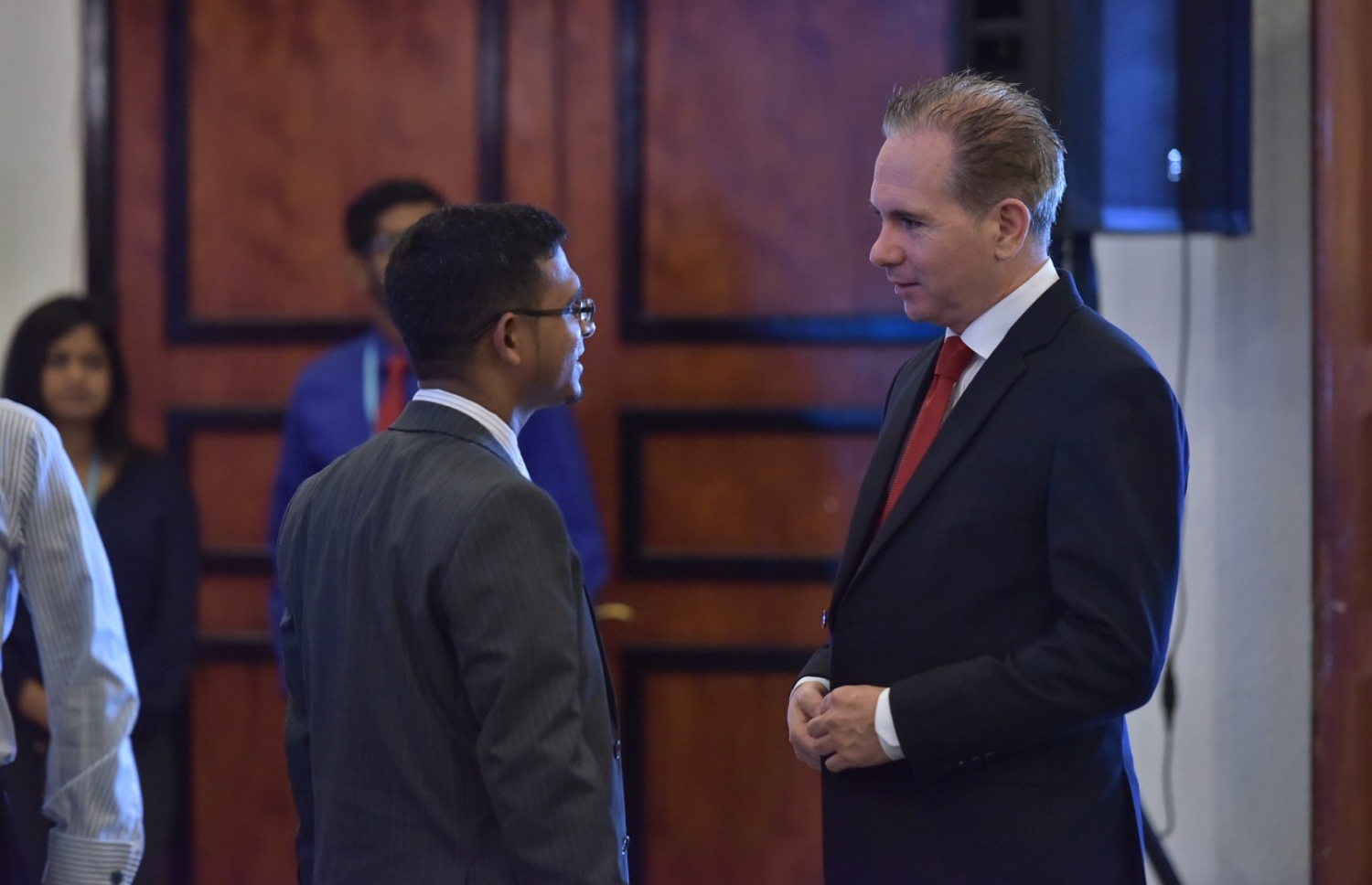 މިއަދު ކުރިއަށް ގެންދާ ގެސްޓްހައުސް ކޮންފަރެންސްގެ ތެރެއިން ފިނޭންސް މިނިސްޓަރު މުނައްވަރު (ވ)، ބީއެމްއެލްގެ ސީއީއޯ އެންޑްރޫއާ ވާހަކަ ދައްކަވަނީ.-- ފޮޓޯ: ނިޝާން އަލީ/ މިހާރު