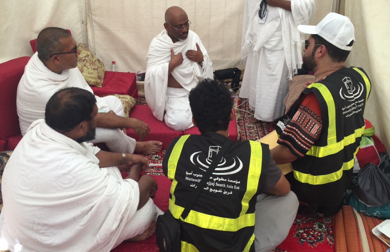 މިނާގެ ޓެންޓުތަކުގައި ދިމާވި މައްސަލަތައް، ދެކުނު އޭޝިޔާގެ އޭޖެންޓުންގެ އިދާރާގެ ބޭފުޅުންނަށް، ދިވެހި ސަފީރު އަބްދުﷲ ހަމީދު ހުށަހަޅުއްވަނީ.