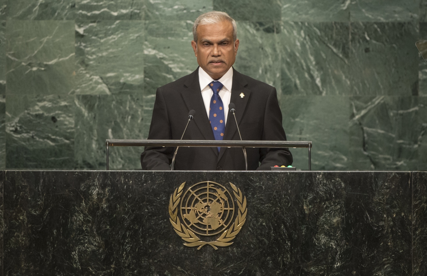 ފޮރިން މިނިސްޓަރު އާސިމް ރޭ އދ.ގެ އާއްމު މަޖިލީހުގައި ތަގުރީރު ކުރައްވަނީ.-- ފޮޓޯ: އދ.