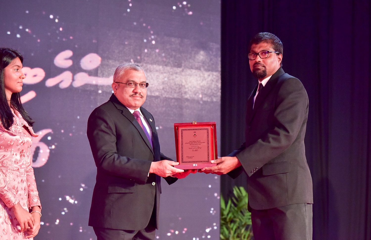 މާލެ: ސެޕްޓެމްބަރު 25، 2016: ނުކުޅެދުންތެރިކަން ހުންނަ މީހުންގެ ތެރޭން ފާހަގަ ކޮށްލެވޭ މީހުންނަށް ދޭ އެވޯޑު ހަފްލާގައި ބޭފުޅަކަށް ހަނދާނީ ލިޔުމެއް ދެއްވަނީ: ނުކުޅެދުންތެރިކަން ހުންނަ މީހުންގެ ތެރެއިން ފާހަގަ ކޮށްލެވޭ މީހުންނާއި އެ ދާއިރާއަށް އެކި ގޮތްގޮތުން އެހީތައް ފޯރުކޮށްދޭ ފަރާތްތަކަށް 15 އެވޯޑު ދީފައިވޭ-- ފޮޓޯ: ނިޝާން އަލީ/ މިހާރު