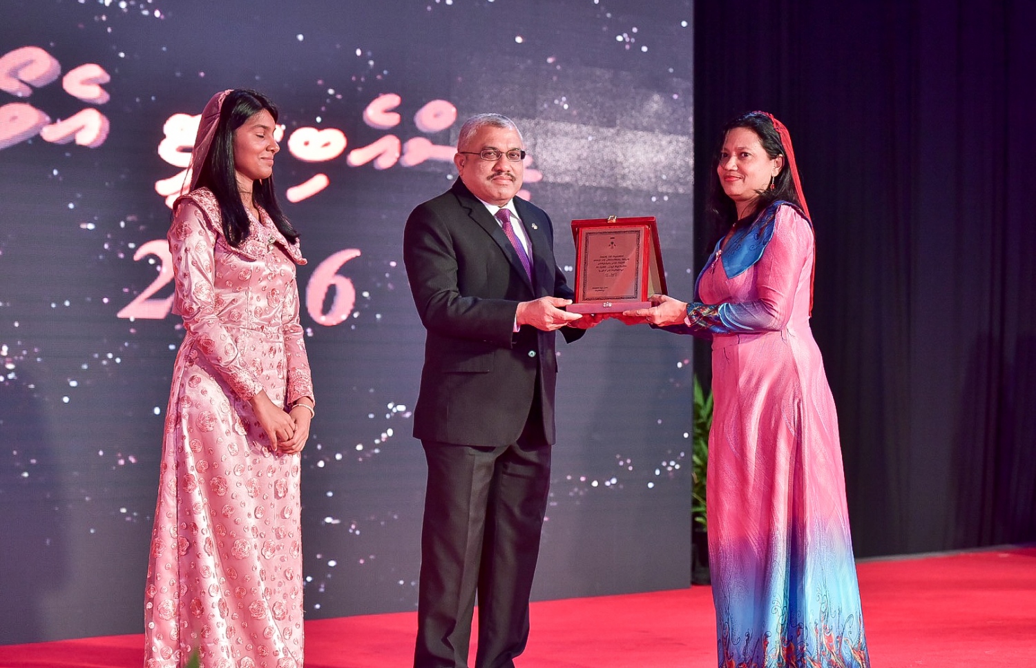 މާލެ: ސެޕްޓެމްބަރު 25، 2016: ނުކުޅެދުންތެރިކަން ހުންނަ މީހުންގެ ތެރޭން ފާހަގަ ކޮށްލެވޭ މީހުންނަށް ދޭ އެވޯޑު ހަފްލާގައި ބޭފުޅަކަށް ހަނދާނީ ލިޔުމެއް ދެއްވަނީ: ނުކުޅެދުންތެރިކަން ހުންނަ މީހުންގެ ތެރެއިން ފާހަގަ ކޮށްލެވޭ މީހުންނާއި އެ ދާއިރާއަށް އެކި ގޮތްގޮތުން އެހީތައް ފޯރުކޮށްދޭ ފަރާތްތަކަށް 15 އެވޯޑު ދީފައިވޭ-- ފޮޓޯ: ނިޝާން އަލީ/ މިހާރު