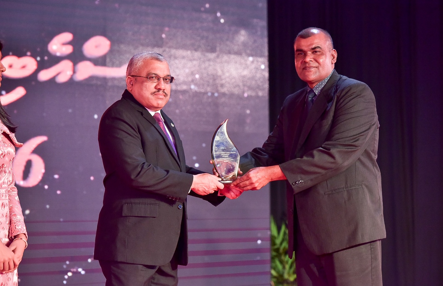 މާލެ: ސެޕްޓެމްބަރު 25، 2016: ނުކުޅެދުންތެރިކަން ހުންނަ މީހުންގެ ތެރޭން ފާހަގަ ކޮށްލެވޭ މީހުންނަށް ދޭ އެވޯޑު ހަފްލާގައި ބޭފުޅަކަށް ހަނދާނީ ލިޔުމެއް ދެއްވަނީ: ނުކުޅެދުންތެރިކަން ހުންނަ މީހުންގެ ތެރެއިން ފާހަގަ ކޮށްލެވޭ މީހުންނާއި އެ ދާއިރާއަށް އެކި ގޮތްގޮތުން އެހީތައް ފޯރުކޮށްދޭ ފަރާތްތަކަށް 15 އެވޯޑު ދީފައިވޭ-- ފޮޓޯ: ނިޝާން އަލީ/ މިހާރު