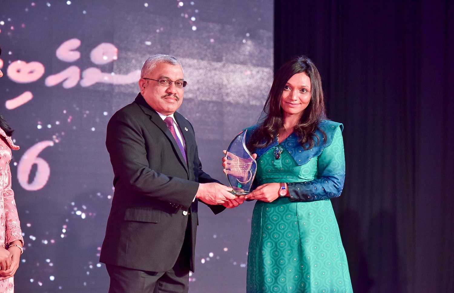 މާލެ: ސެޕްޓެމްބަރު 25، 2016: ނުކުޅެދުންތެރިކަން ހުންނަ މީހުންގެ ތެރޭން ފާހަގަ ކޮށްލެވޭ މީހުންނަށް ދޭ އެވޯޑު ހަފްލާގައި ބޭފުޅަކަށް ހަނދާނީ ލިޔުމެއް ދެއްވަނީ: ނުކުޅެދުންތެރިކަން ހުންނަ މީހުންގެ ތެރެއިން ފާހަގަ ކޮށްލެވޭ މީހުންނާއި އެ ދާއިރާއަށް އެކި ގޮތްގޮތުން އެހީތައް ފޯރުކޮށްދޭ ފަރާތްތަކަށް 15 އެވޯޑު ދީފައިވޭ-- ފޮޓޯ: ނިޝާން އަލީ/ މިހާރު