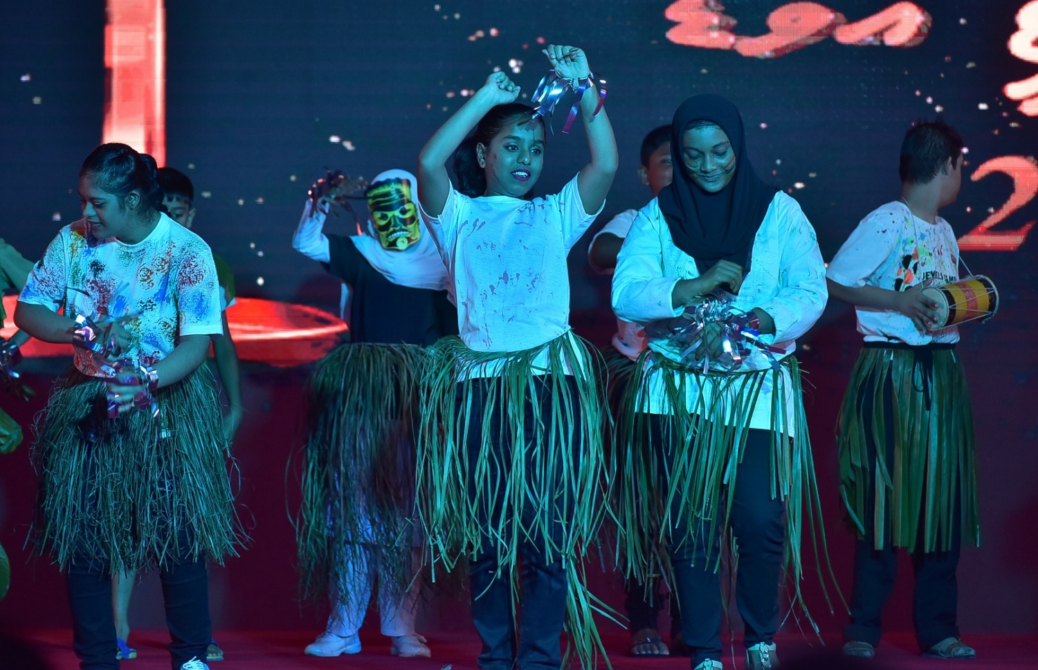 މާލެ: ސެޕްޓެމްބަރު 25، 2016: ނުކުޅެދުންތެރިކަން ހުންނަ މީހުންގެ ތެރޭން ފާހަގަ ކޮށްލެވޭ މީހުންނަށް ދޭ އެވޯޑު ހަފްލާގައި ނުކުޅެދުންތެރިކަން ހުންނަ ކުދިންތަކެއް ނެށުމެއް ހުށަހަޅާދެނީ: ނުކުޅެދުންތެރިކަން ހުންނަ މީހުންގެ ތެރެއިން ފާހަގަ ކޮށްލެވޭ މީހުންނާއި އެ ދާއިރާއަށް އެކި ގޮތްގޮތުން އެހީތައް ފޯރުކޮށްދޭ ފަރާތްތަކަށް 15 އެވޯޑު ދީފައިވޭ-- ފޮޓޯ: ނިޝާން އަލީ/ މިހާރު