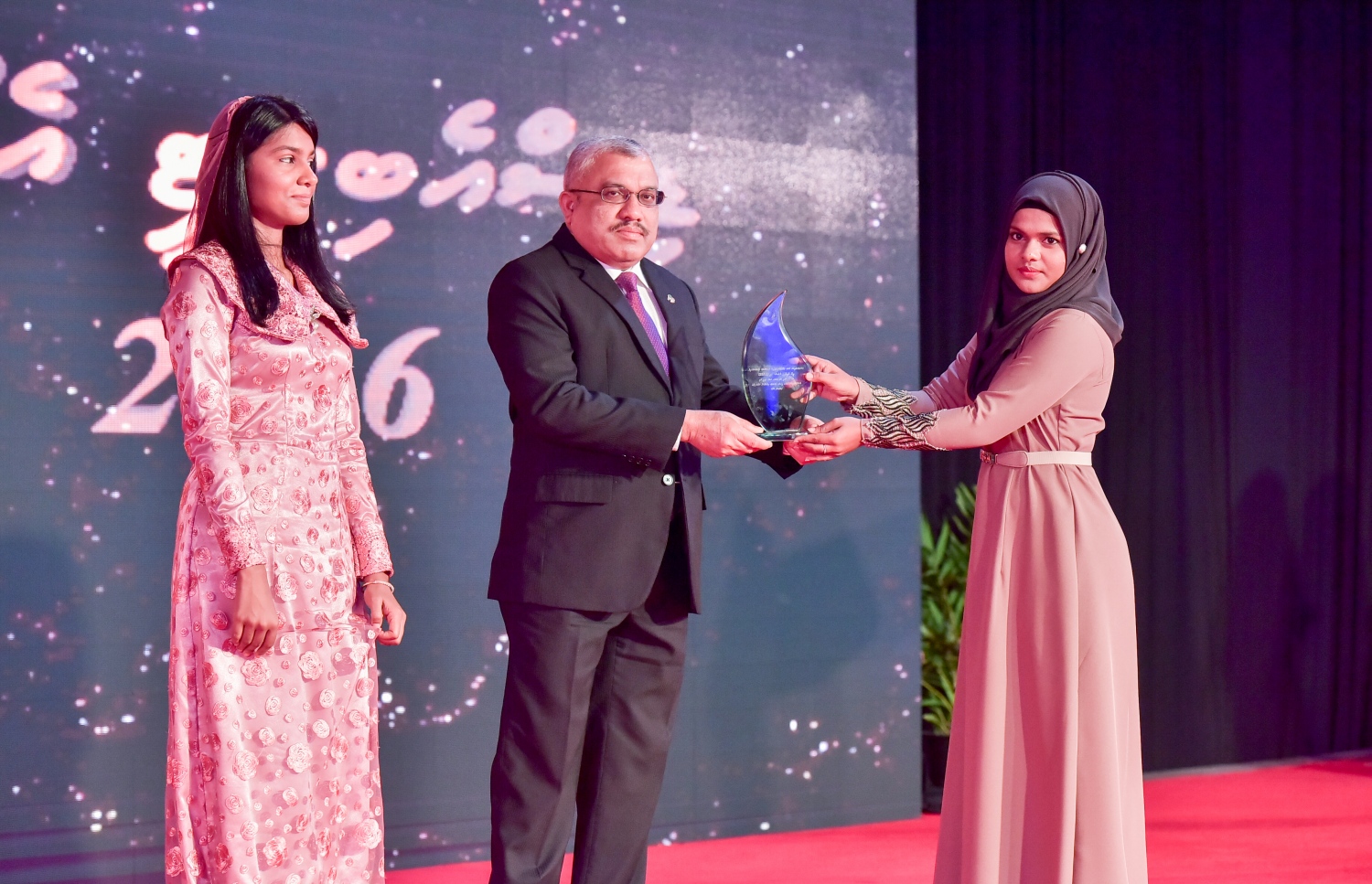 މާލެ: ސެޕްޓެމްބަރު 25، 2016: ނުކުޅެދުންތެރިކަން ހުންނަ މީހުންގެ ތެރޭން ފާހަގަ ކޮށްލެވޭ މީހުންނަށް ދޭ އެވޯޑު ހަފްލާގައި ބޭފުޅަކަށް ހަނދާނީ ލިޔުމެއް ދެއްވަނީ: ނުކުޅެދުންތެރިކަން ހުންނަ މީހުންގެ ތެރެއިން ފާހަގަ ކޮށްލެވޭ މީހުންނާއި އެ ދާއިރާއަށް އެކި ގޮތްގޮތުން އެހީތައް ފޯރުކޮށްދޭ ފަރާތްތަކަށް 15 އެވޯޑު ދީފައިވޭ-- ފޮޓޯ: ނިޝާން އަލީ/ މިހާރު