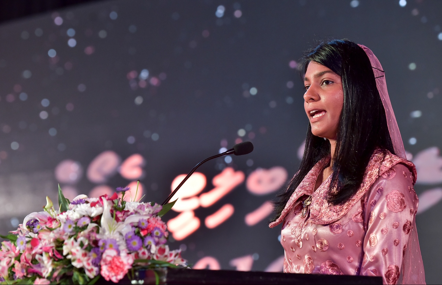 މާލެ: ސެޕްޓެމްބަރު 25، 2016: ނުކުޅެދުންތެރިކަން ހުންނަ މީހުންގެ ތެރޭން ފާހަގަ ކޮށްލެވޭ މީހުންނަށް ދޭ އެވޯޑު ހަފްލާގައި ޖެންޑާ މިނިސްޓަރު ޒެނީޝާ ވާހަކަ ދައްކަވަނީ: ނުކުޅެދުންތެރިކަން ހުންނަ މީހުންގެ ތެރެއިން ފާހަގަ ކޮށްލެވޭ މީހުންނާއި އެ ދާއިރާއަށް އެކި ގޮތްގޮތުން އެހީތައް ފޯރުކޮށްދޭ ފަރާތްތަކަށް 15 އެވޯޑު ދީފައިވޭ-- ފޮޓޯ: ނިޝާން އަލީ/ މިހާރު