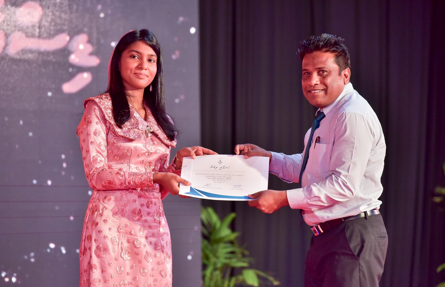 މާލެ: ސެޕްޓެމްބަރު 25، 2016: ނުކުޅެދުންތެރިކަން ހުންނަ މީހުންގެ ތެރޭން ފާހަގަ ކޮށްލެވޭ މީހުންނަށް ދޭ އެވޯޑު ހަފްލާގައި ބޭފުޅަކަށް ހަނދާނީ ލިޔުމެއް ދެއްވަނީ: ނުކުޅެދުންތެރިކަން ހުންނަ މީހުންގެ ތެރެއިން ފާހަގަ ކޮށްލެވޭ މީހުންނާއި އެ ދާއިރާއަށް އެކި ގޮތްގޮތުން އެހީތައް ފޯރުކޮށްދޭ ފަރާތްތަކަށް 15 އެވޯޑު ދީފައިވޭ-- ފޮޓޯ: ނިޝާން އަލީ/ މިހާރު