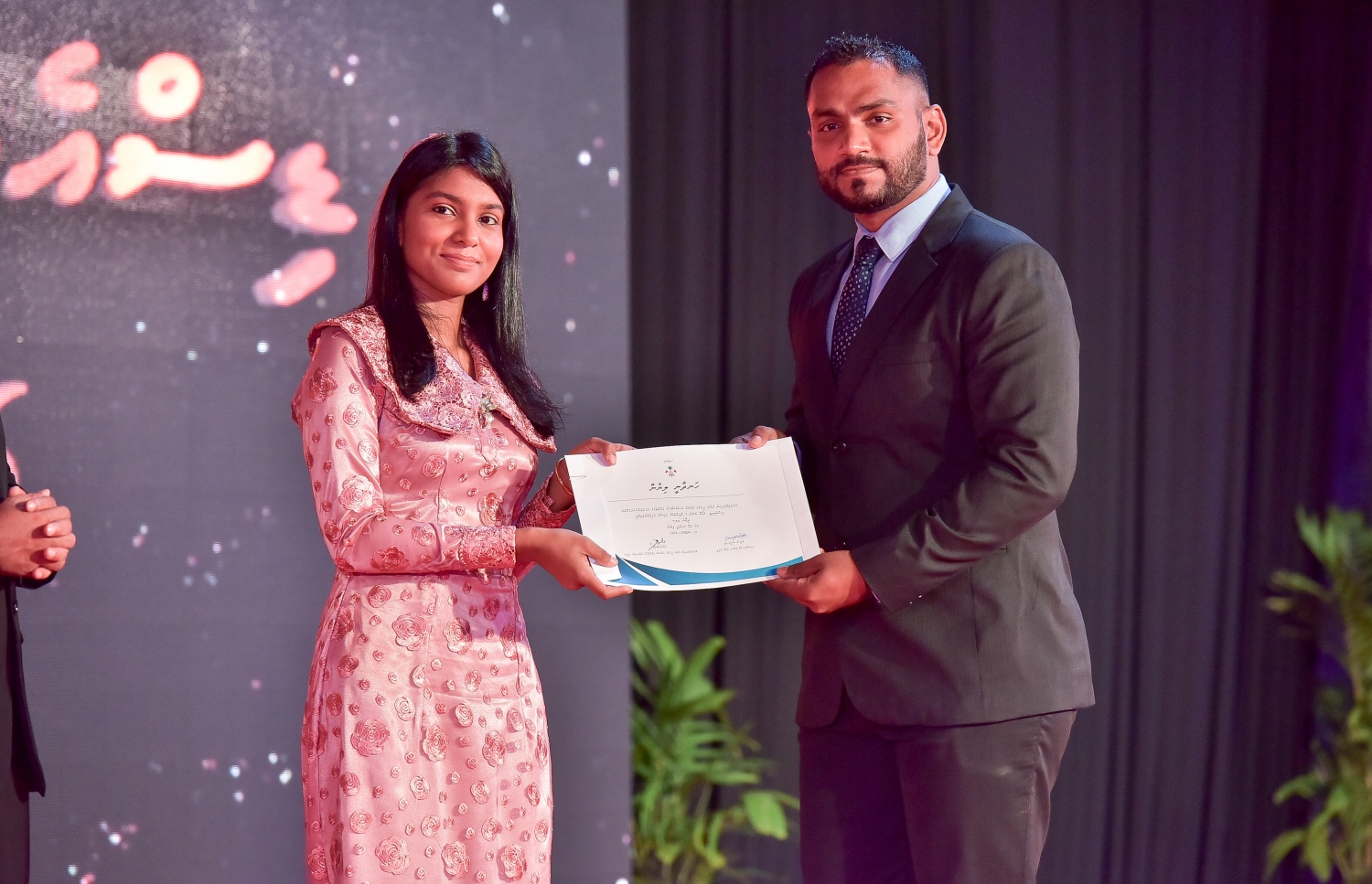 މާލެ: ސެޕްޓެމްބަރު 25، 2016: ނުކުޅެދުންތެރިކަން ހުންނަ މީހުންގެ ތެރޭން ފާހަގަ ކޮށްލެވޭ މީހުންނަށް ދޭ އެވޯޑު ހަފްލާގައި ބޭފުޅަކަށް ހަނދާނީ ލިޔުމެއް ދެއްވަނީ: ނުކުޅެދުންތެރިކަން ހުންނަ މީހުންގެ ތެރެއިން ފާހަގަ ކޮށްލެވޭ މީހުންނާއި އެ ދާއިރާއަށް އެކި ގޮތްގޮތުން އެހީތައް ފޯރުކޮށްދޭ ފަރާތްތަކަށް 15 އެވޯޑު ދީފައިވޭ-- ފޮޓޯ: ނިޝާން އަލީ/ މިހާރު