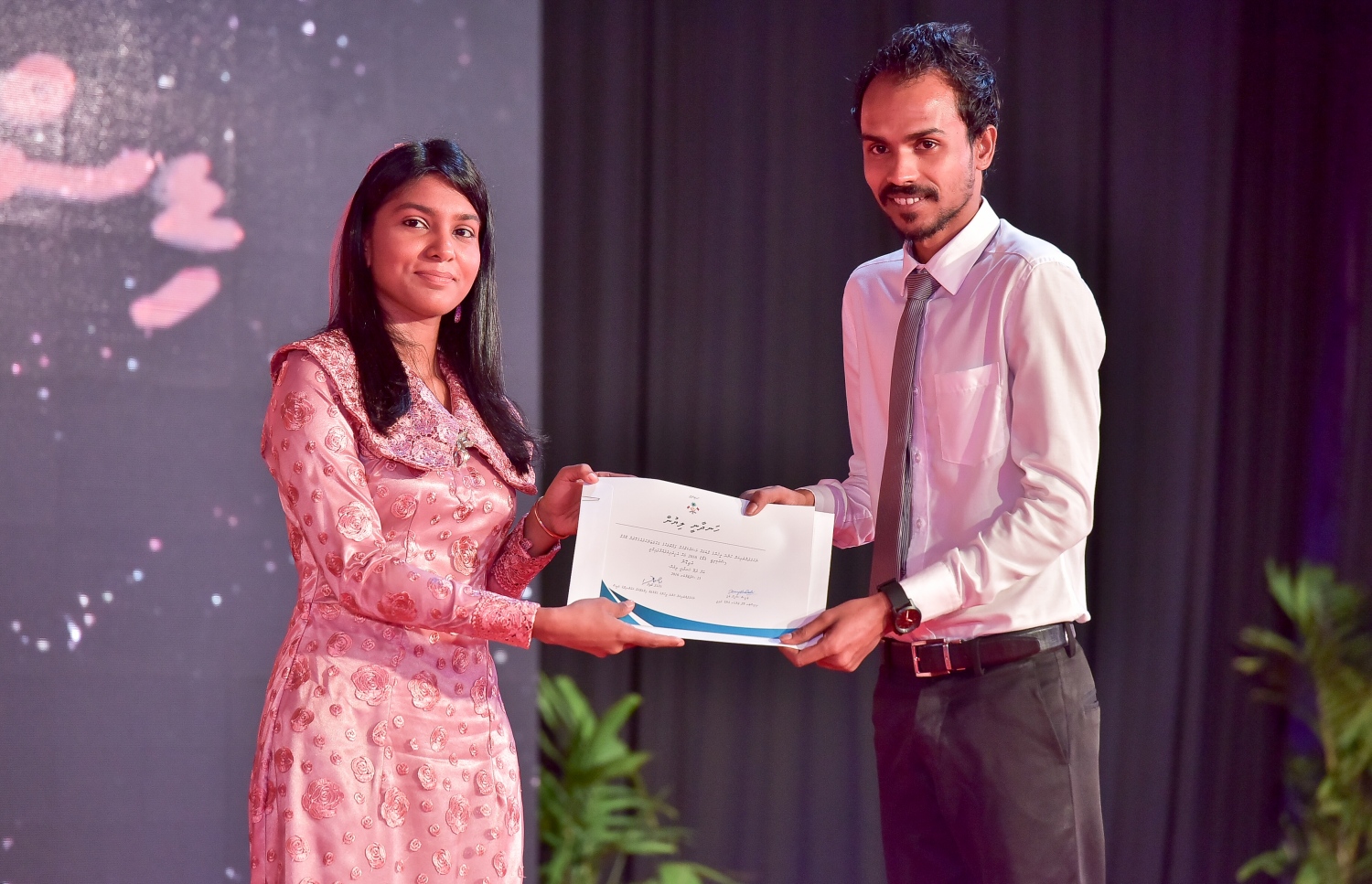 މާލެ: ސެޕްޓެމްބަރު 25، 2016: ނުކުޅެދުންތެރިކަން ހުންނަ މީހުންގެ ތެރޭން ފާހަގަ ކޮށްލެވޭ މީހުންނަށް ދޭ އެވޯޑު ހަފްލާގައި ބޭފުޅަކަށް ހަނދާނީ ލިޔުމެއް ދެއްވަނީ: ނުކުޅެދުންތެރިކަން ހުންނަ މީހުންގެ ތެރެއިން ފާހަގަ ކޮށްލެވޭ މީހުންނާއި އެ ދާއިރާއަށް އެކި ގޮތްގޮތުން އެހީތައް ފޯރުކޮށްދޭ ފަރާތްތަކަށް 15 އެވޯޑު ދީފައިވޭ-- ފޮޓޯ: ނިޝާން އަލީ/ މިހާރު