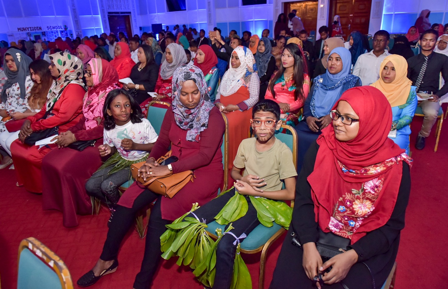 މާލެ: ސެޕްޓެމްބަރު 25، 2016: ނުކުޅެދުންތެރިކަން ހުންނަ މީހުންގެ ތެރޭން ފާހަގަ ކޮށްލެވޭ މީހުންނަށް ދޭ އެވޯޑު ހަފްލާގައި ނުކުޅެދުންތެރިކަން ހުންނަ ކުދިން ޑާންސް ހެދުމުގައި: ނުކުޅެދުންތެރިކަން ހުންނަ މީހުންގެ ތެރެއިން ފާހަގަ ކޮށްލެވޭ މީހުންނާއި އެ ދާއިރާއަށް އެކި ގޮތްގޮތުން އެހީތައް ފޯރުކޮށްދޭ ފަރާތްތަކަށް 15 އެވޯޑު ދީފައިވޭ-- ފޮޓޯ: ނިޝާން އަލީ/ މިހާރު