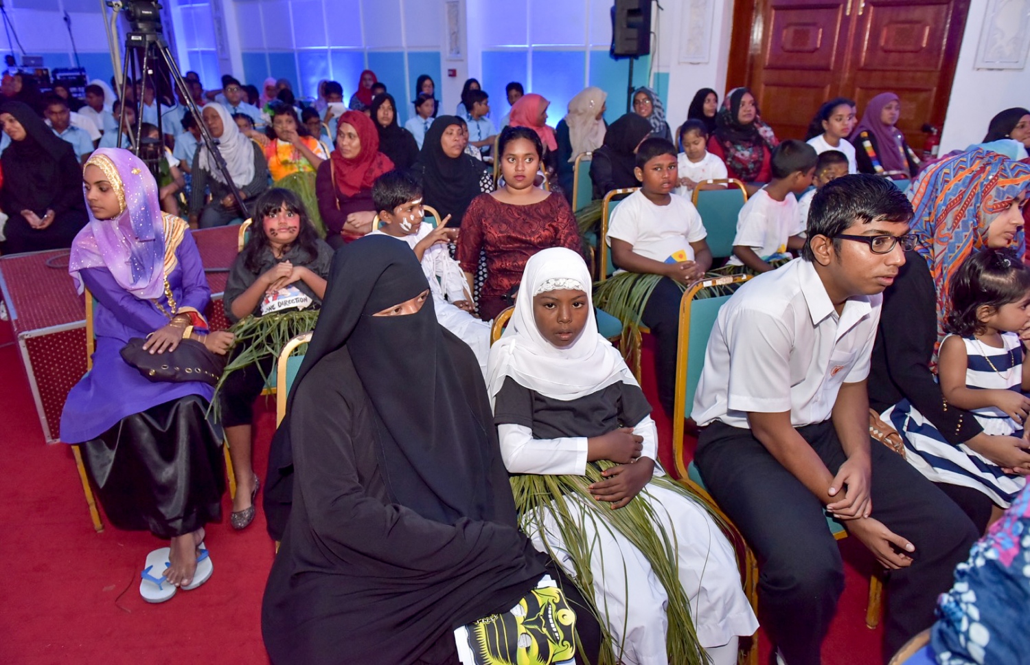 މާލެ: ސެޕްޓެމްބަރު 25، 2016: ނުކުޅެދުންތެރިކަން ހުންނަ މީހުންގެ ތެރޭން ފާހަގަ ކޮށްލެވޭ މީހުންނަށް ދޭ އެވޯޑު ހަފްލާގައި ނުކުޅެދުންތެރިކަން ހުންނަ ކުދިން ޑާންސް ހެދުމުގައި: ނުކުޅެދުންތެރިކަން ހުންނަ މީހުންގެ ތެރެއިން ފާހަގަ ކޮށްލެވޭ މީހުންނާއި އެ ދާއިރާއަށް އެކި ގޮތްގޮތުން އެހީތައް ފޯރުކޮށްދޭ ފަރާތްތަކަށް 15 އެވޯޑު ދީފައިވޭ-- ފޮޓޯ: ނިޝާން އަލީ/ މިހާރު