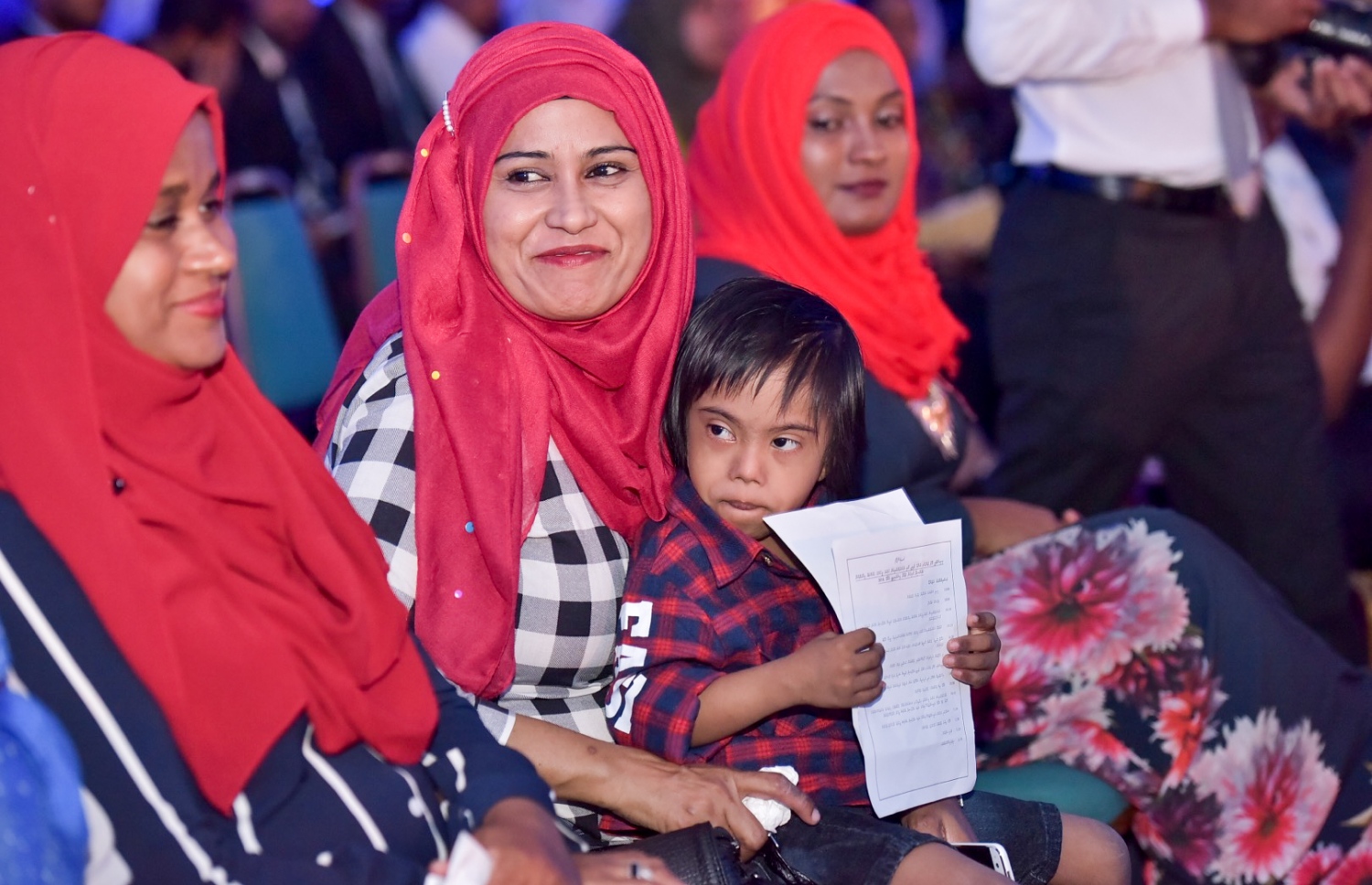 މާލެ: ސެޕްޓެމްބަރު 25، 2016: ނުކުޅެދުންތެރިކަން ހުންނަ މީހުންގެ ތެރޭން ފާހަގަ ކޮށްލެވޭ މީހުންނަށް ދޭ އެވޯޑު ހަފްލާގައި އެކި މުއައްސަސާގެ ބޭފުޅުން ބައިވެރިވެ ވަޑައިގަންނަވަނީ: ނުކުޅެދުންތެރިކަން ހުންނަ މީހުންގެ ތެރެއިން ފާހަގަ ކޮށްލެވޭ މީހުންނާއި އެ ދާއިރާއަށް އެކި ގޮތްގޮތުން އެހީތައް ފޯރުކޮށްދޭ ފަރާތްތަކަށް 15 އެވޯޑު ދީފައިވޭ-- ފޮޓޯ: ނިޝާން އަލީ/ މިހާރު