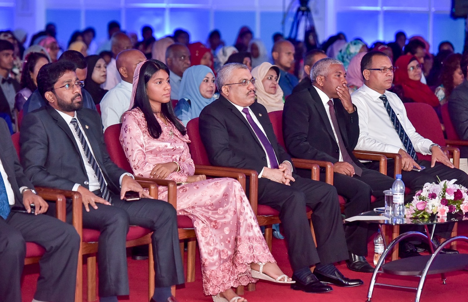 މާލެ: ސެޕްޓެމްބަރު 25، 2016: ނުކުޅެދުންތެރިކަން ހުންނަ މީހުންގެ ތެރޭން ފާހަގަ ކޮށްލެވޭ މީހުންނަށް ދޭ އެވޯޑު ހަފްލާގައި ނައިބު ރަީސް ޖިހާދާއި، އެކި މުއައްސަސާގެ ބޭފުޅުން ބައިވެރިވެ ވަޑައިގަންނަވަނީ: ނުކުޅެދުންތެރިކަން ހުންނަ މީހުންގެ ތެރެއިން ފާހަގަ ކޮށްލެވޭ މީހުންނާއި އެ ދާއިރާއަށް އެކި ގޮތްގޮތުން އެހީތައް ފޯރުކޮށްދޭ ފަރާތްތަކަށް 15 އެވޯޑު ދީފައިވޭ-- ފޮޓޯ: ނިޝާން އަލީ/ މިހާރު