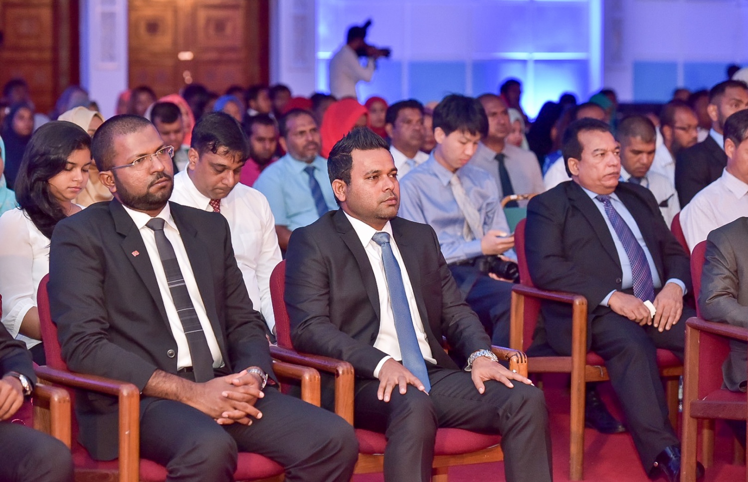 މާލެ: ސެޕްޓެމްބަރު 25، 2016: ނުކުޅެދުންތެރިކަން ހުންނަ މީހުންގެ ތެރޭން ފާހަގަ ކޮށްލެވޭ މީހުންނަށް ދޭ އެވޯޑު ހަފްލާގައި އެކި މުއައްސަސާގެ ބޭފުޅުން ބައިވެރިވެ ވަޑައިގަންނަވަނީ: ނުކުޅެދުންތެރިކަން ހުންނަ މީހުންގެ ތެރެއިން ފާހަގަ ކޮށްލެވޭ މީހުންނާއި އެ ދާއިރާއަށް އެކި ގޮތްގޮތުން އެހީތައް ފޯރުކޮށްދޭ ފަރާތްތަކަށް 15 އެވޯޑު ދީފައިވޭ-- ފޮޓޯ: ނިޝާން އަލީ/ މިހާރު