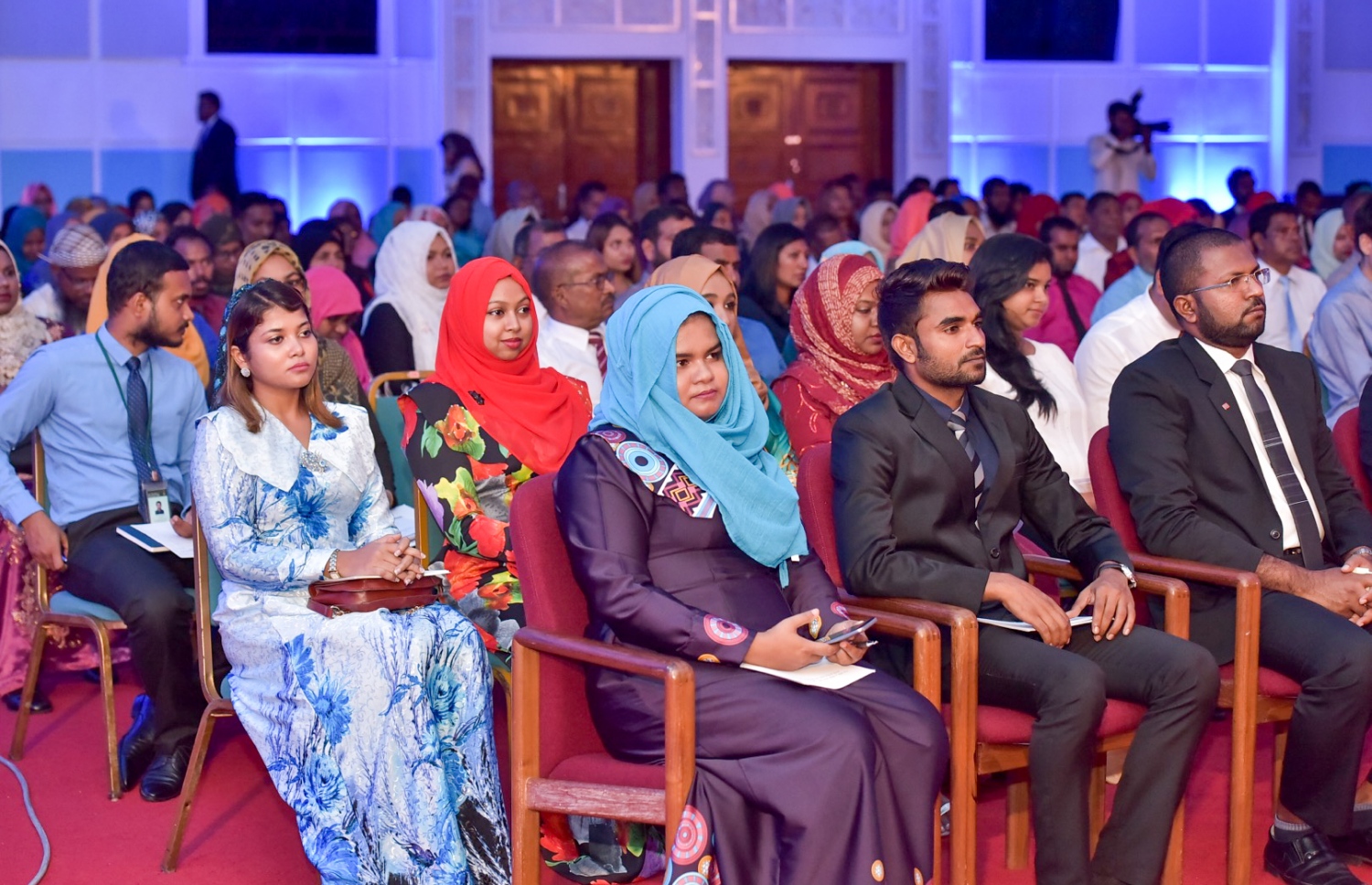 މާލެ: ސެޕްޓެމްބަރު 25، 2016: ނުކުޅެދުންތެރިކަން ހުންނަ މީހުންގެ ތެރޭން ފާހަގަ ކޮށްލެވޭ މީހުންނަށް ދޭ އެވޯޑު ހަފްލާގައި އެކި މުއައްސަސާގެ ބޭފުޅުން ބައިވެރިވެ ވަޑައިގަންނަވަނީ: ނުކުޅެދުންތެރިކަން ހުންނަ މީހުންގެ ތެރެއިން ފާހަގަ ކޮށްލެވޭ މީހުންނާއި އެ ދާއިރާއަށް އެކި ގޮތްގޮތުން އެހީތައް ފޯރުކޮށްދޭ ފަރާތްތަކަށް 15 އެވޯޑު ދީފައިވޭ-- ފޮޓޯ: ނިޝާން އަލީ/ މިހާރު