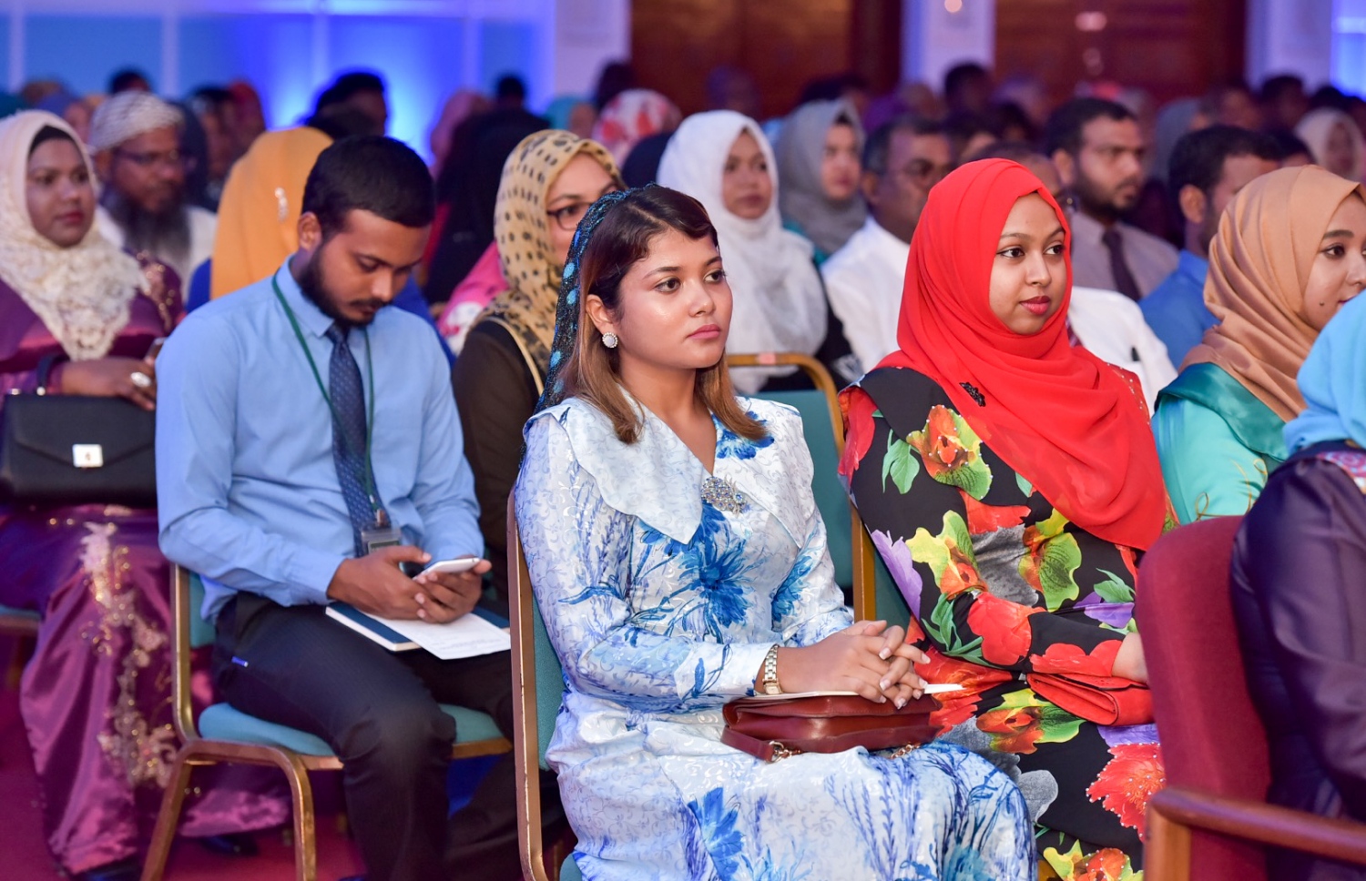 މާލެ: ސެޕްޓެމްބަރު 25، 2016: ނުކުޅެދުންތެރިކަން ހުންނަ މީހުންގެ ތެރޭން ފާހަގަ ކޮށްލެވޭ މީހުންނަށް ދޭ އެވޯޑު ހަފްލާގައި އެކި މުއައްސަސާގެ ބޭފުޅުން ބައިވެރިވެ ވަޑައިގަންނަވަނީ: ނުކުޅެދުންތެރިކަން ހުންނަ މީހުންގެ ތެރެއިން ފާހަގަ ކޮށްލެވޭ މީހުންނާއި އެ ދާއިރާއަށް އެކި ގޮތްގޮތުން އެހީތައް ފޯރުކޮށްދޭ ފަރާތްތަކަށް 15 އެވޯޑު ދީފައިވޭ-- ފޮޓޯ: ނިޝާން އަލީ/ މިހާރު