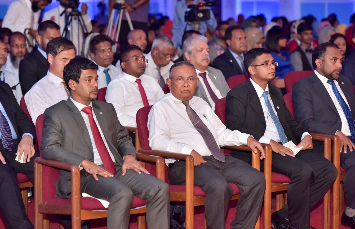 މާލެ: ސެޕްޓެމްބަރު 25، 2016: ނުކުޅެދުންތެރިކަން ހުންނަ މީހުންގެ ތެރޭން ފާހަގަ ކޮށްލެވޭ މީހުންނަށް ދޭ އެވޯޑު ހަފްލާގައި އެކި މުއައްސަސާގެ ބޭފުޅުން ބައިވެރިވެ ވަޑައިގަންނަވަނީ: ނުކުޅެދުންތެރިކަން ހުންނަ މީހުންގެ ތެރެއިން ފާހަގަ ކޮށްލެވޭ މީހުންނާއި އެ ދާއިރާއަށް އެކި ގޮތްގޮތުން އެހީތައް ފޯރުކޮށްދޭ ފަރާތްތަކަށް 15 އެވޯޑު ދީފައިވޭ-- ފޮޓޯ: ނިޝާން އަލީ/ މިހާރު