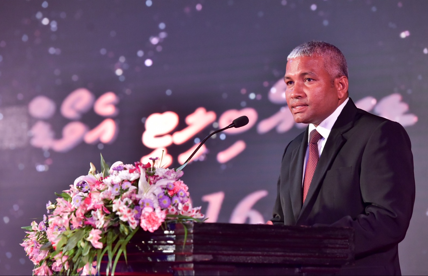 މާލެ: ސެޕްޓެމްބަރު 25، 2016: ނުކުޅެދުންތެރިކަން ހުންނަ މީހުންގެ ތެރޭން ފާހަގަ ކޮށްލެވޭ މީހުންނަށް ދޭ އެވޯޑު ހަފްލާގައި ޑިސްއެބިލިޓީ ކައުންސިލްގެ ބޭފުޅަކު ވާހަކަ ދައްކަވަނީ: ނުކުޅެދުންތެރިކަން ހުންނަ މީހުންގެ ތެރެއިން ފާހަގަ ކޮށްލެވޭ މީހުންނާއި އެ ދާއިރާއަށް އެކި ގޮތްގޮތުން އެހީތައް ފޯރުކޮށްދޭ ފަރާތްތަކަށް 15 އެވޯޑު ދީފައިވޭ-- ފޮޓޯ: ނިޝާން އަލީ/ މިހާރު