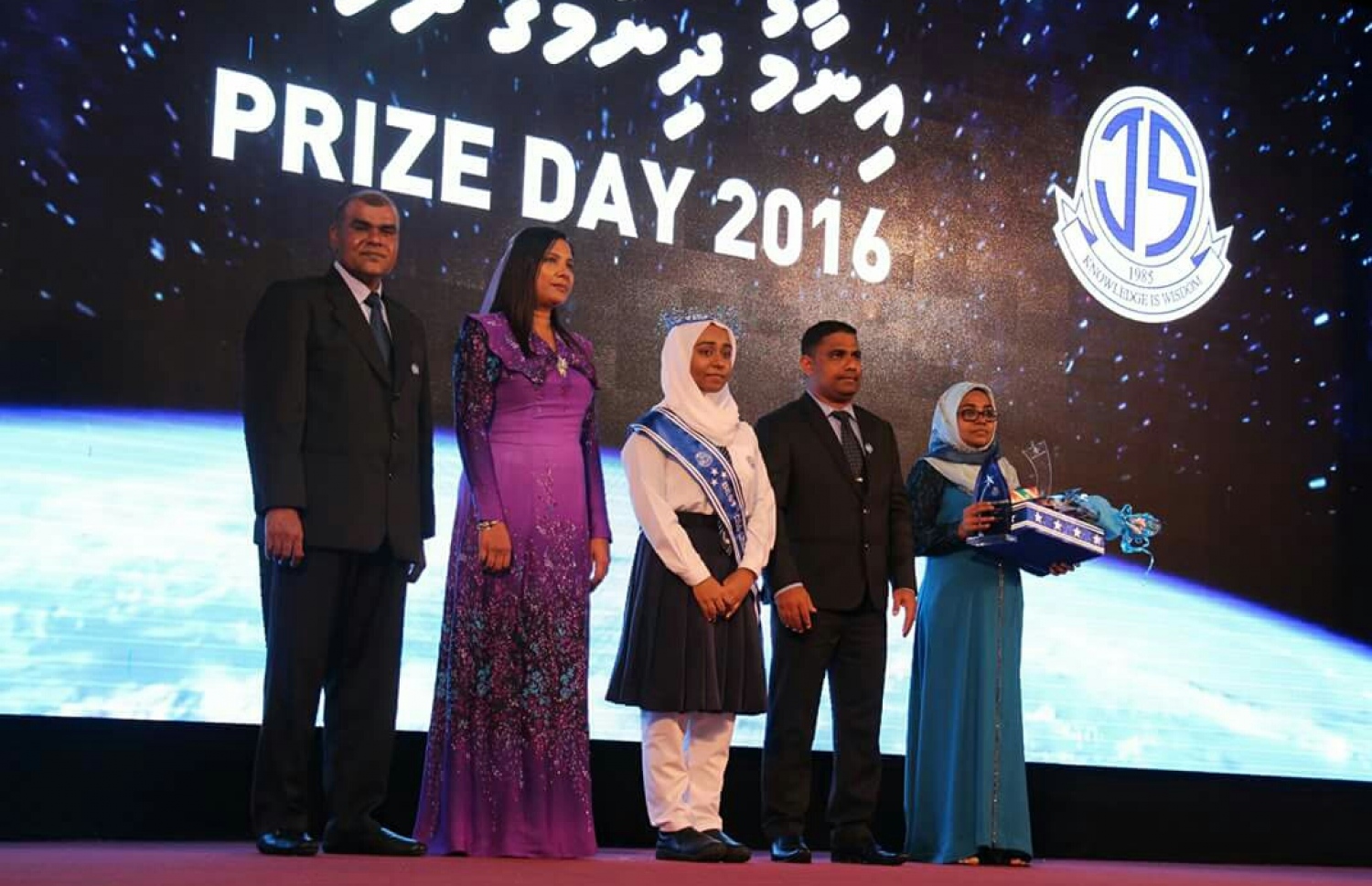 ޖަމާލުއްދީން ސްކޫލުގެ މިދިޔަ އަހަރު ހުރިހާ ގޮތަކުން އެންމެ މޮޅު ދަރިވަރުގެ މަގާމު ހޯދި އާލާ ޝަރަފުވެރިންނާއެކު ފޮޓޯއަކަށް ހުއްޓިލައިގެން.-- ފޮޓޯ: އެޑިއުކޭޝަން މިނިސްޓްރީ