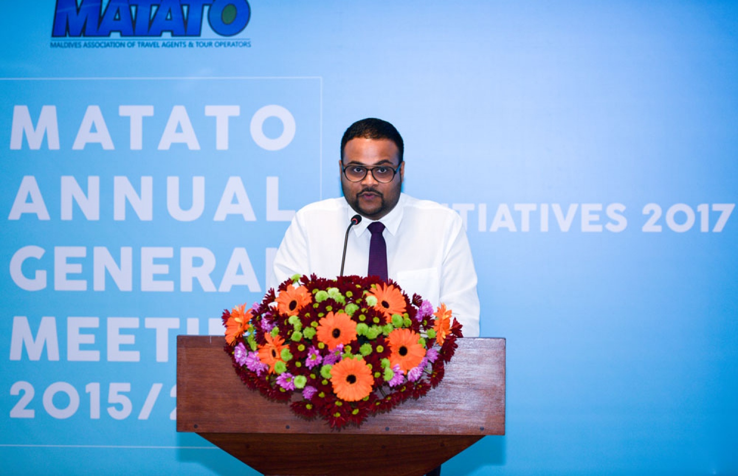 މަޓާޓޯގެ އަހަރީ އާންމު ޖަލްސާގައިި އެ ޖަމިއްޔާގެ ރައީސް ގިޔާޒް ވާހަކަ ދައްކަވަނީ.-- ފޮޓޯ: މަޓާޓޯ