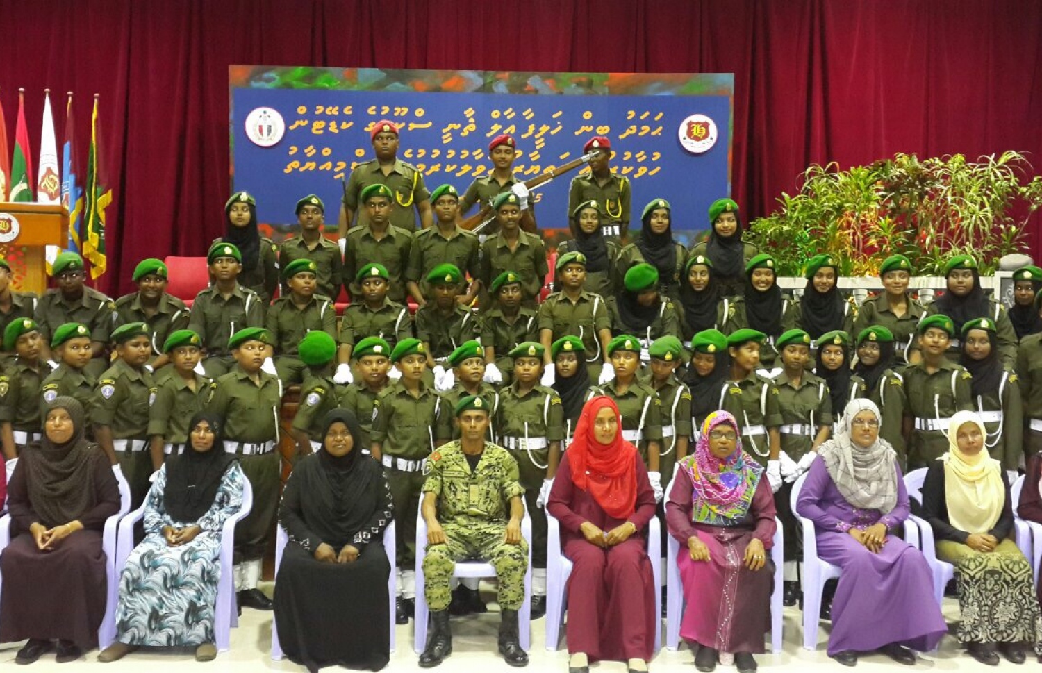 ހަމަދު ސްކޫލުގެ ކެޑޭޓުން ހުވާކުރުމަށް ރޭ ބޭއްވި ރަސްމިއްޔާތުގެ ތެރެއިން، ބައެއް ބެލެނިވެރިންނާއެކު ފޮޓޯއެއް ނަގަނީ.