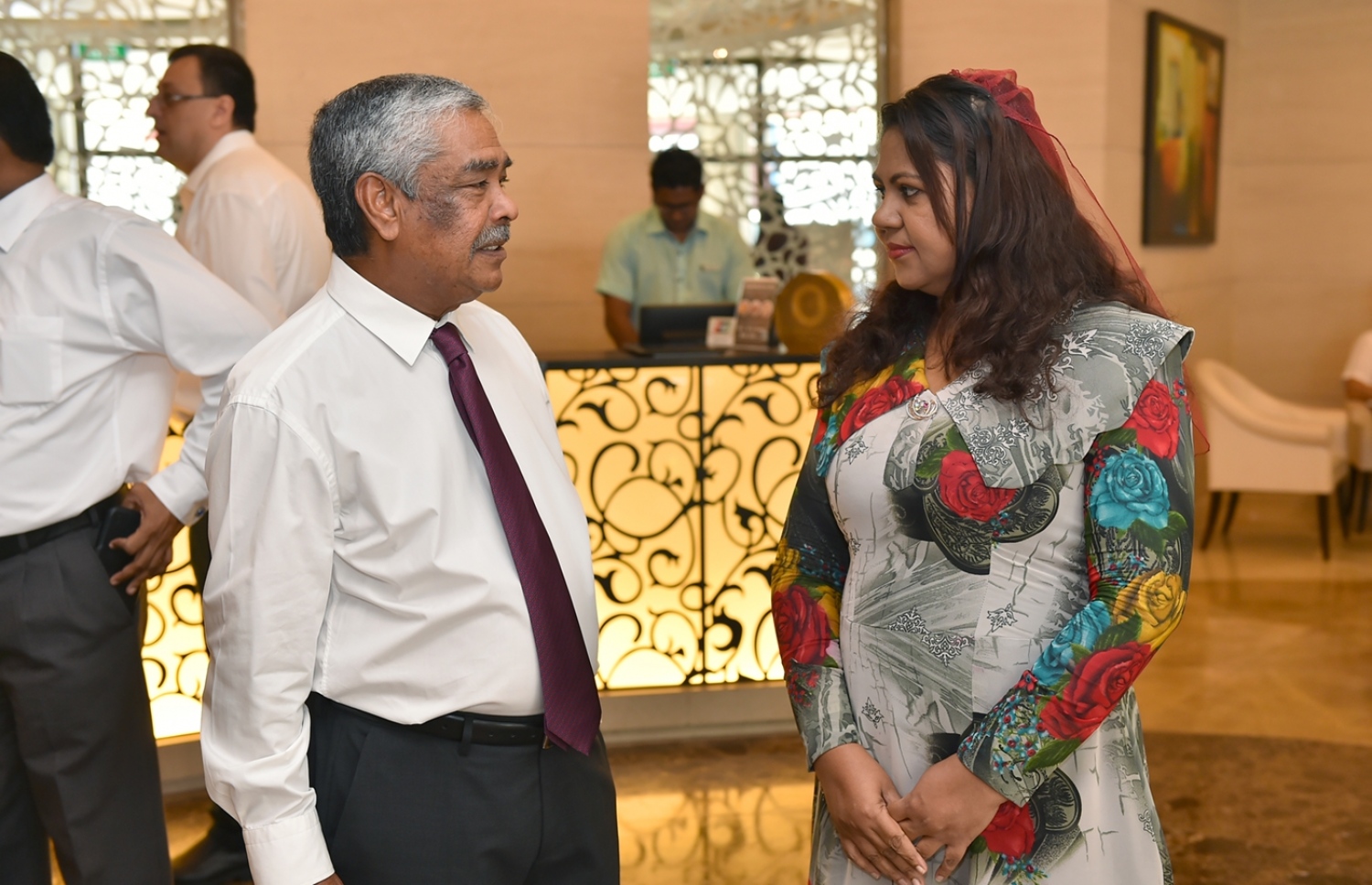 ކޮމާޝިއަލް ބޭންކް އޮފް މޯލްޑިވްސް ހުޅުވުމުގެ ރަސްިއްޔާތުގެ ހަވާސާގެ ތެރެއިން، އެ ބޭންކުގެ ޗެއާމަން ޗަންޕާ ހުސެން އަފީފު (ކ) އަދި އެމްއެމްއޭގެ ގަވަރުނަރު އަޒީމާ އާދަމް ވާހަކަ ދައްކަވަނީ.-- ފޮޓޯ: ރައީސް އޮފީސް